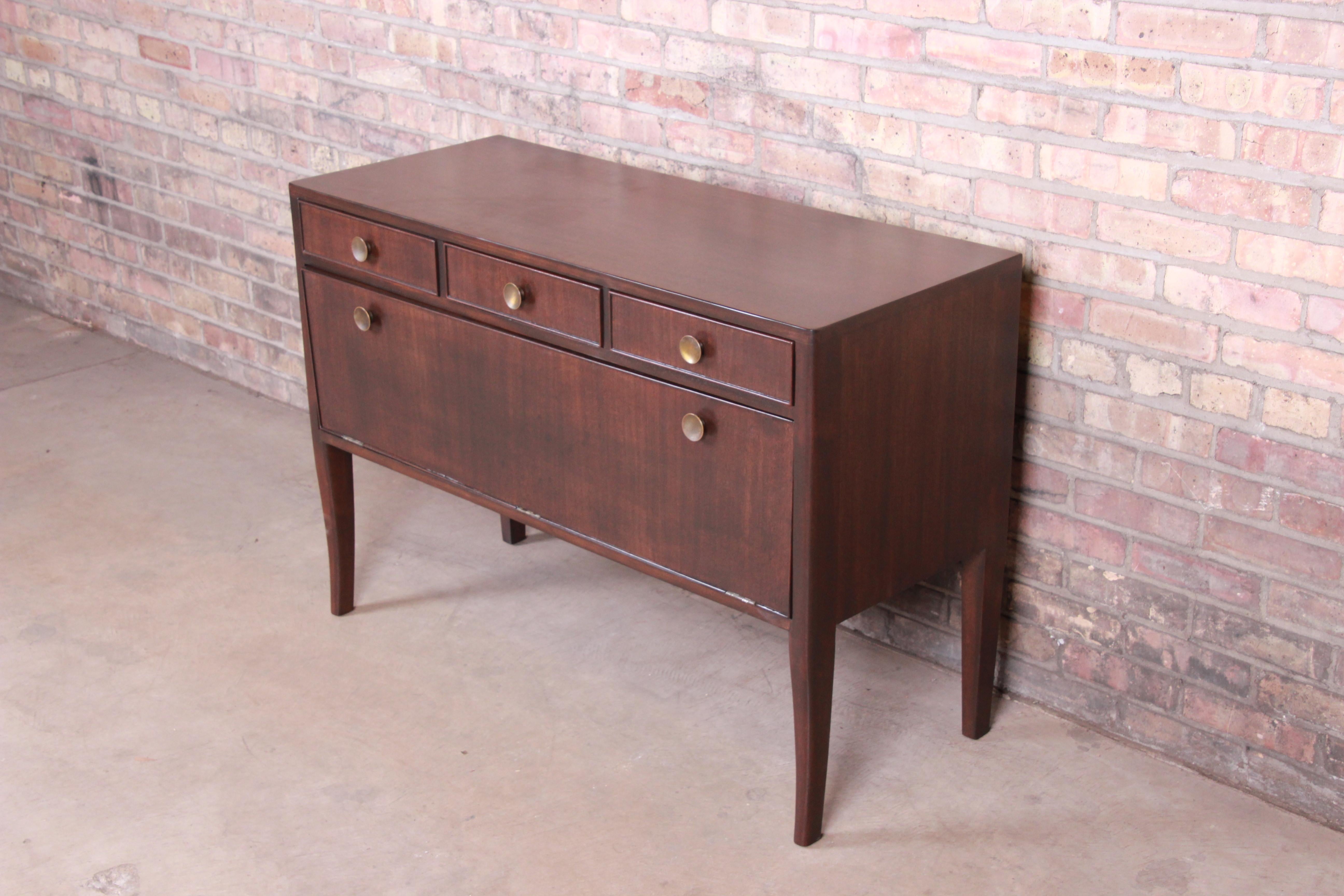 A stunning Mid-Century Modern sideboard credenza or bar cabinet

By Edward Wormley for Dunbar Furniture

USA, 1940s

Mahogany, with original brass hardware.

Measures: 43.38