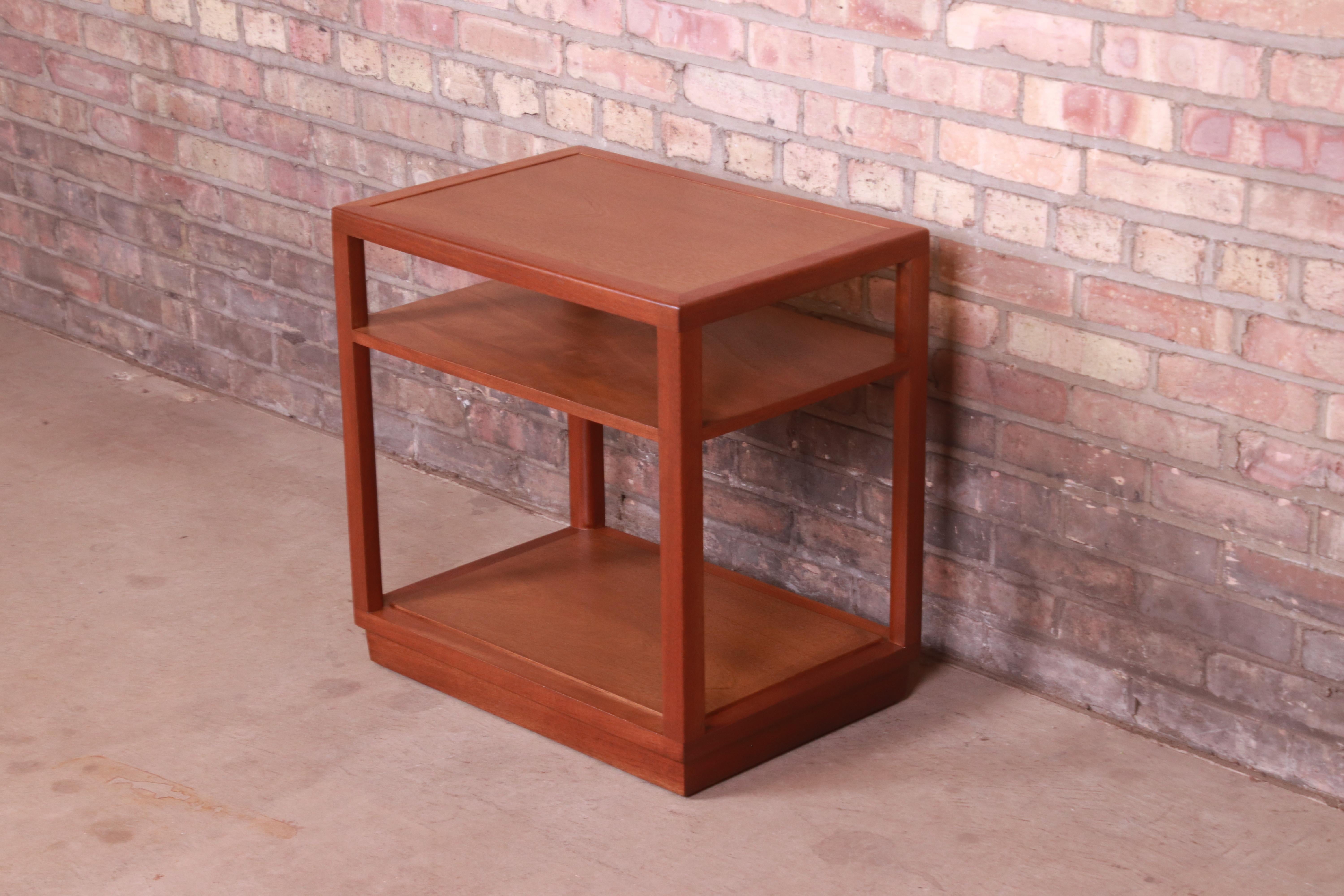 A gorgeous Mid-Century Modern mahogany three-tier occasional side table

By Edward Wormley for Dunbar

USA, 1940s

Measures: 23