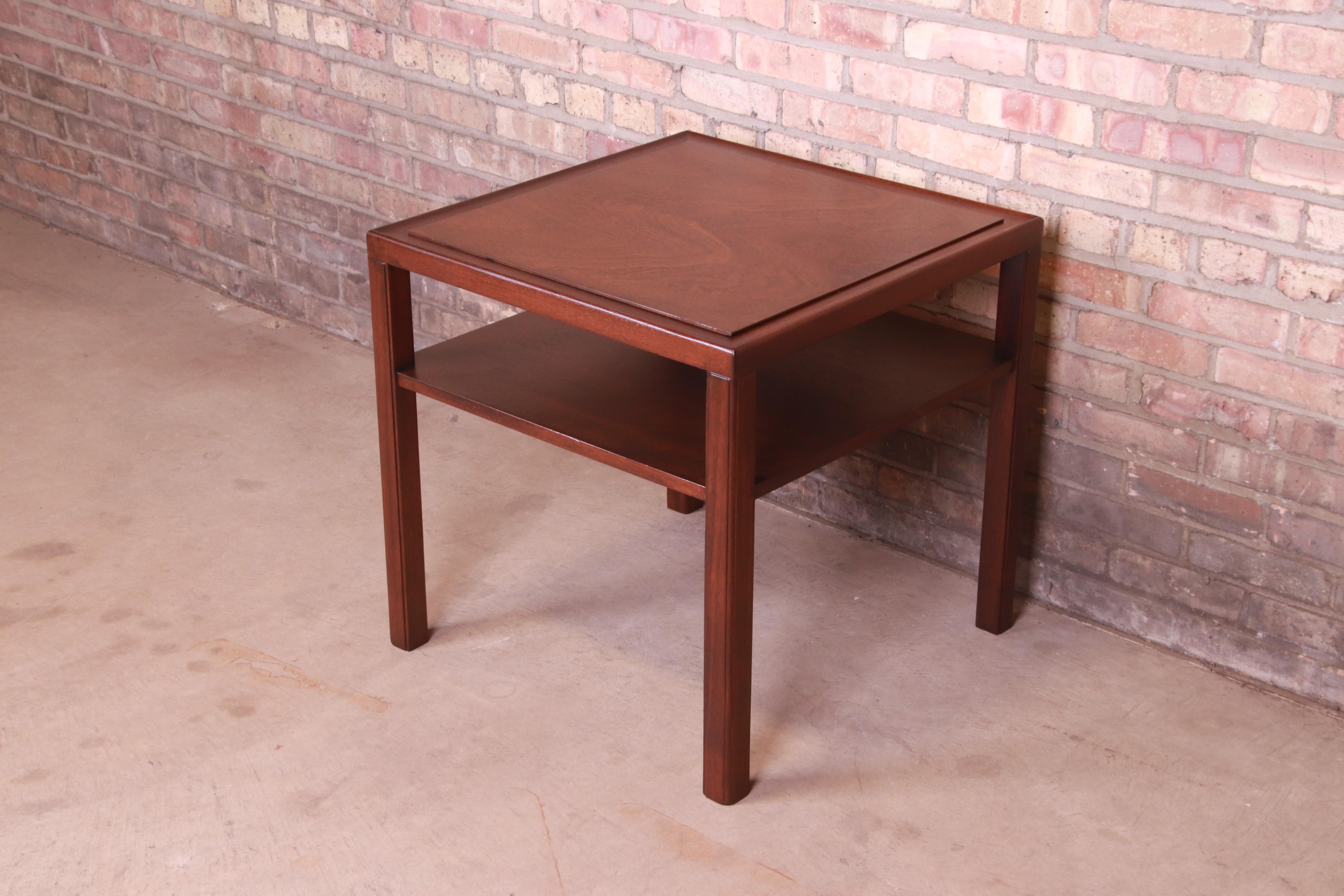 A gorgeous Mid-Century Modern mahogany two-tier occasional side table

By Edward Wormley for Dunbar

USA, 1950s

Measures: 25
