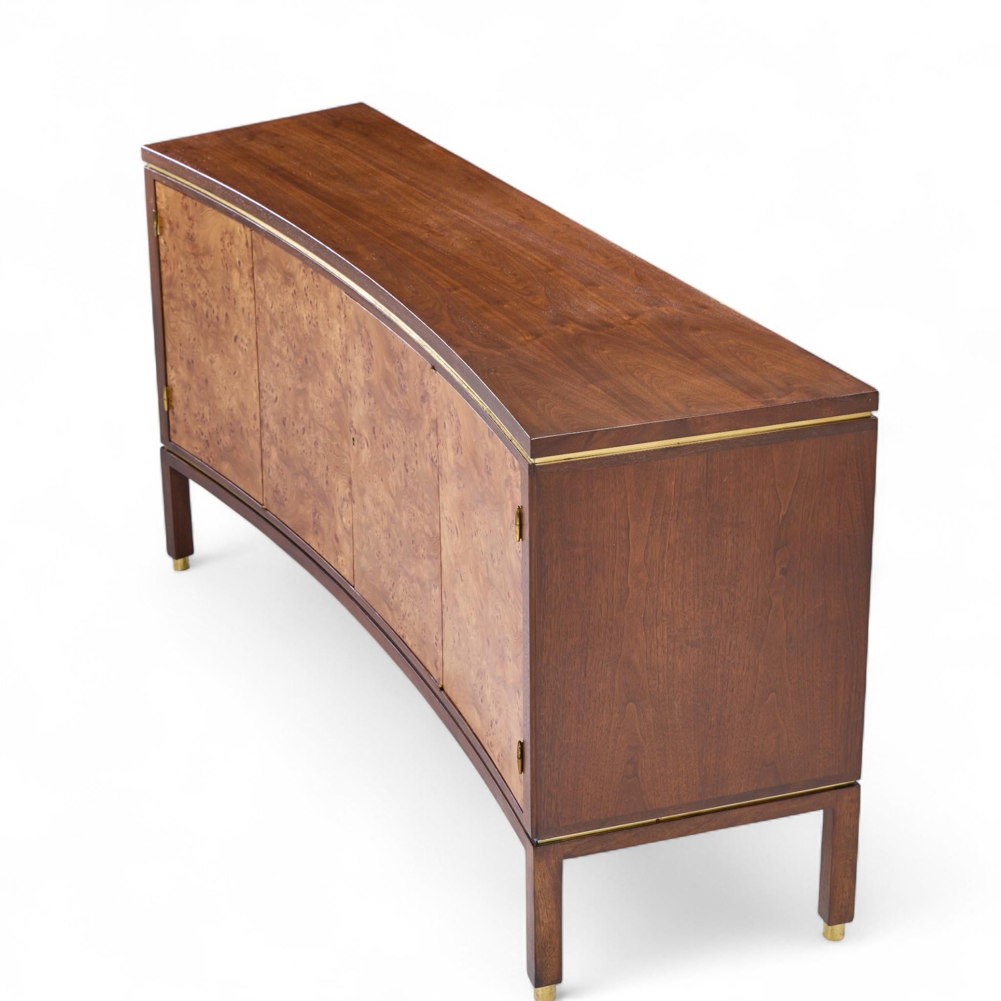 Edward Wormley per Dunbar MCM Credenza a fronte curva in legno di boro, mogano e ottone in vendita 3