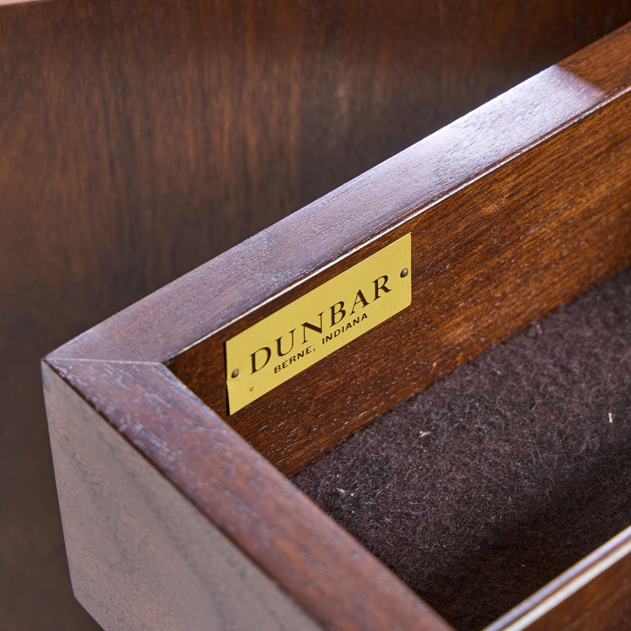 Edward Wormley per Dunbar MCM Credenza a fronte curva in legno di boro, mogano e ottone in vendita 4