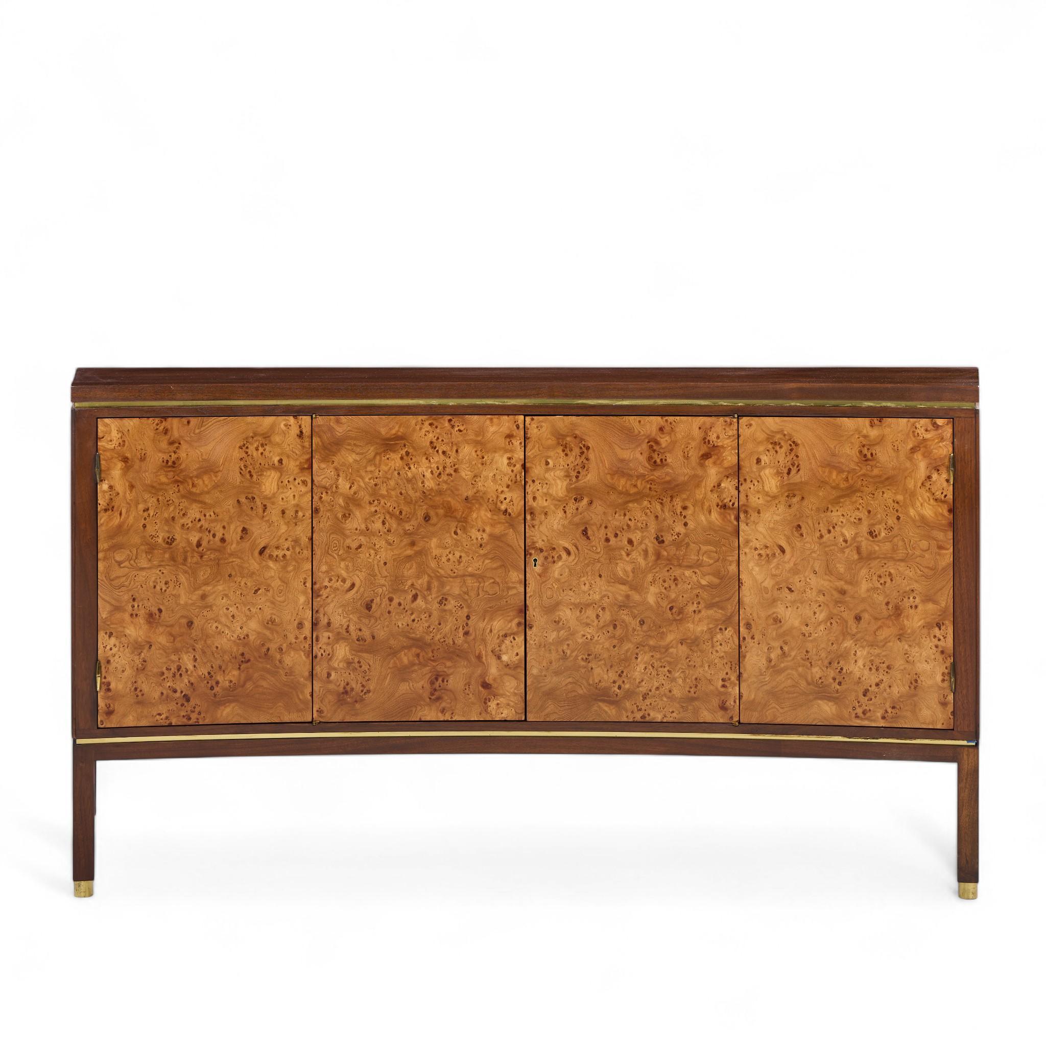 Mid-Century moderno Edward Wormley per Dunbar MCM Credenza a fronte curva in legno di boro, mogano e ottone in vendita