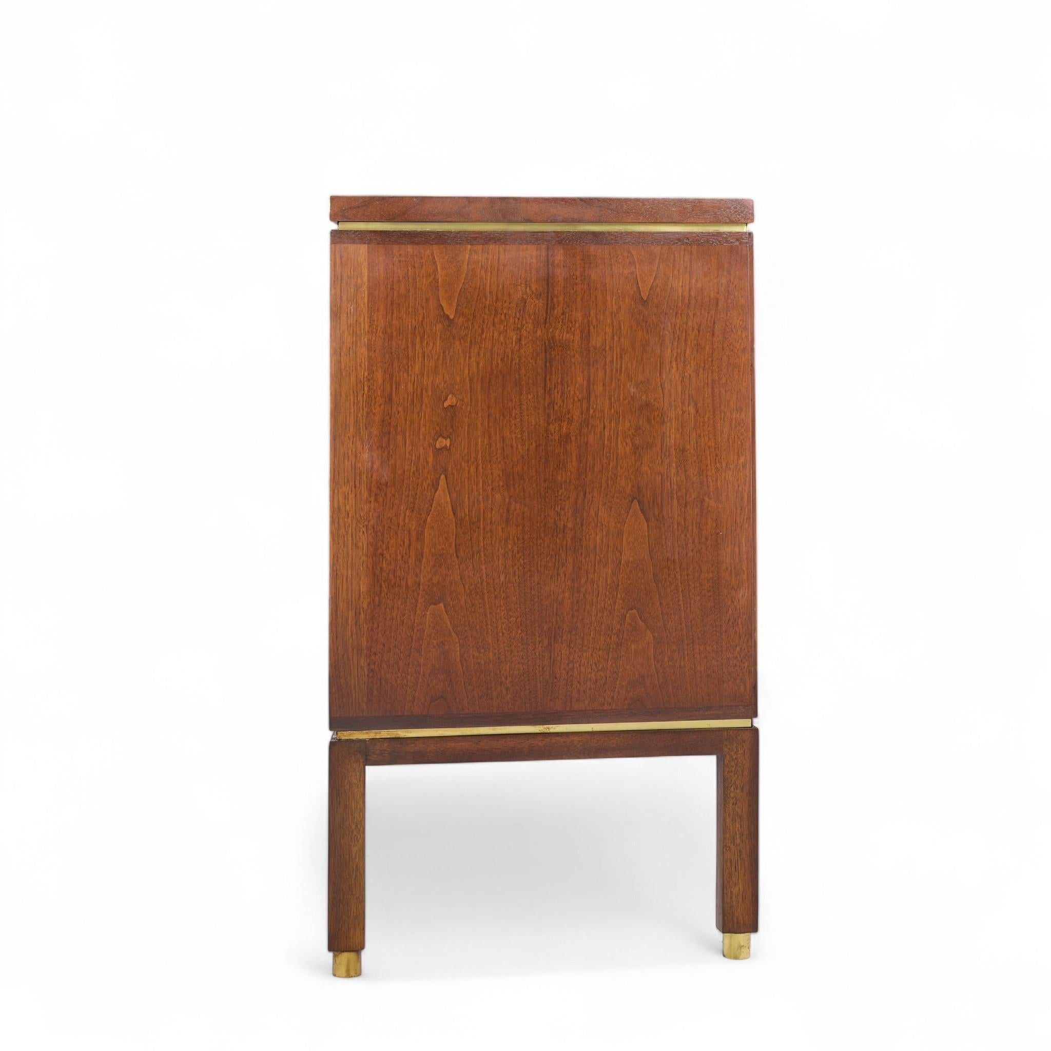 Edward Wormley per Dunbar MCM Credenza a fronte curva in legno di boro, mogano e ottone In condizioni buone in vendita a Franklin Park, IL