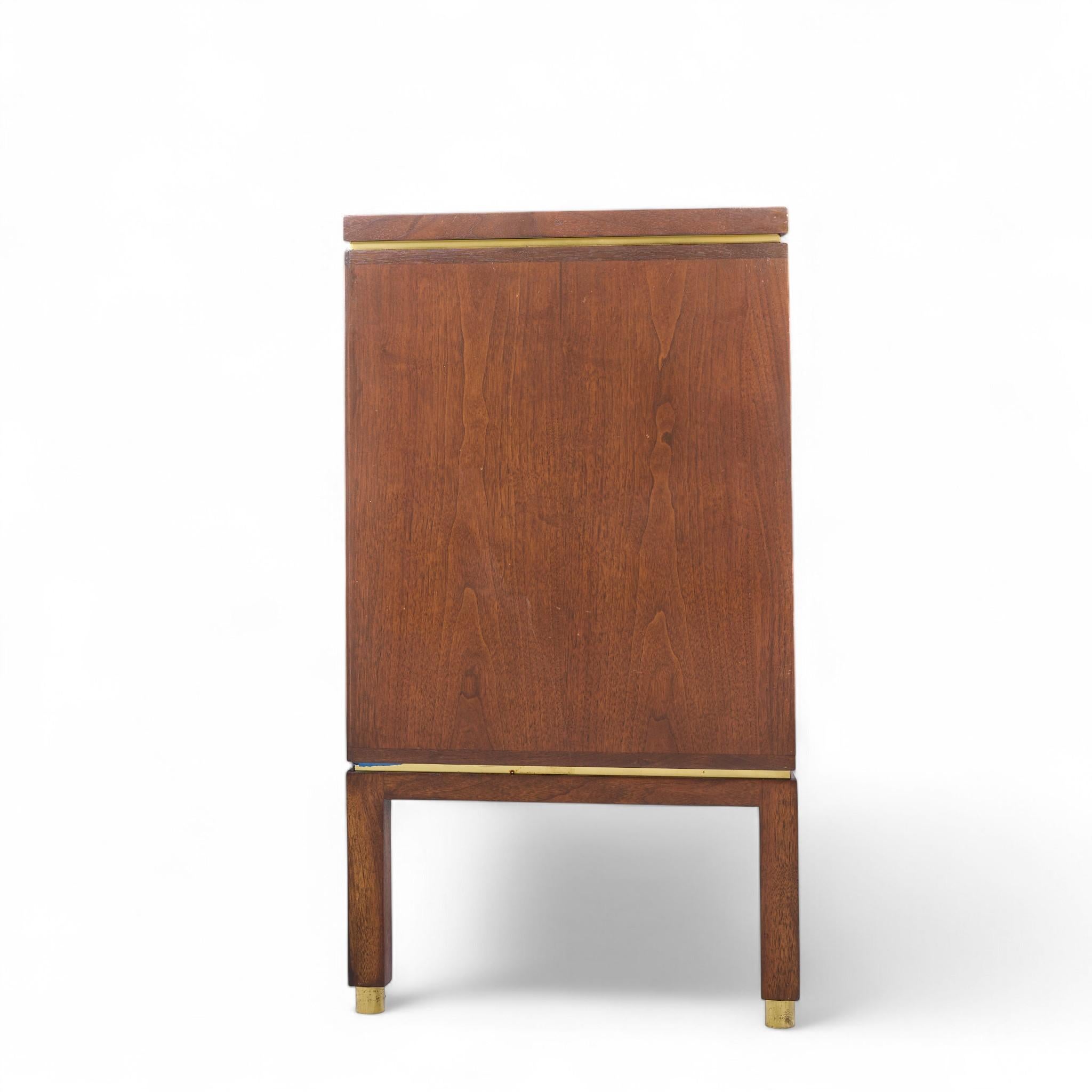 Fine XX secolo Edward Wormley per Dunbar MCM Credenza a fronte curva in legno di boro, mogano e ottone in vendita