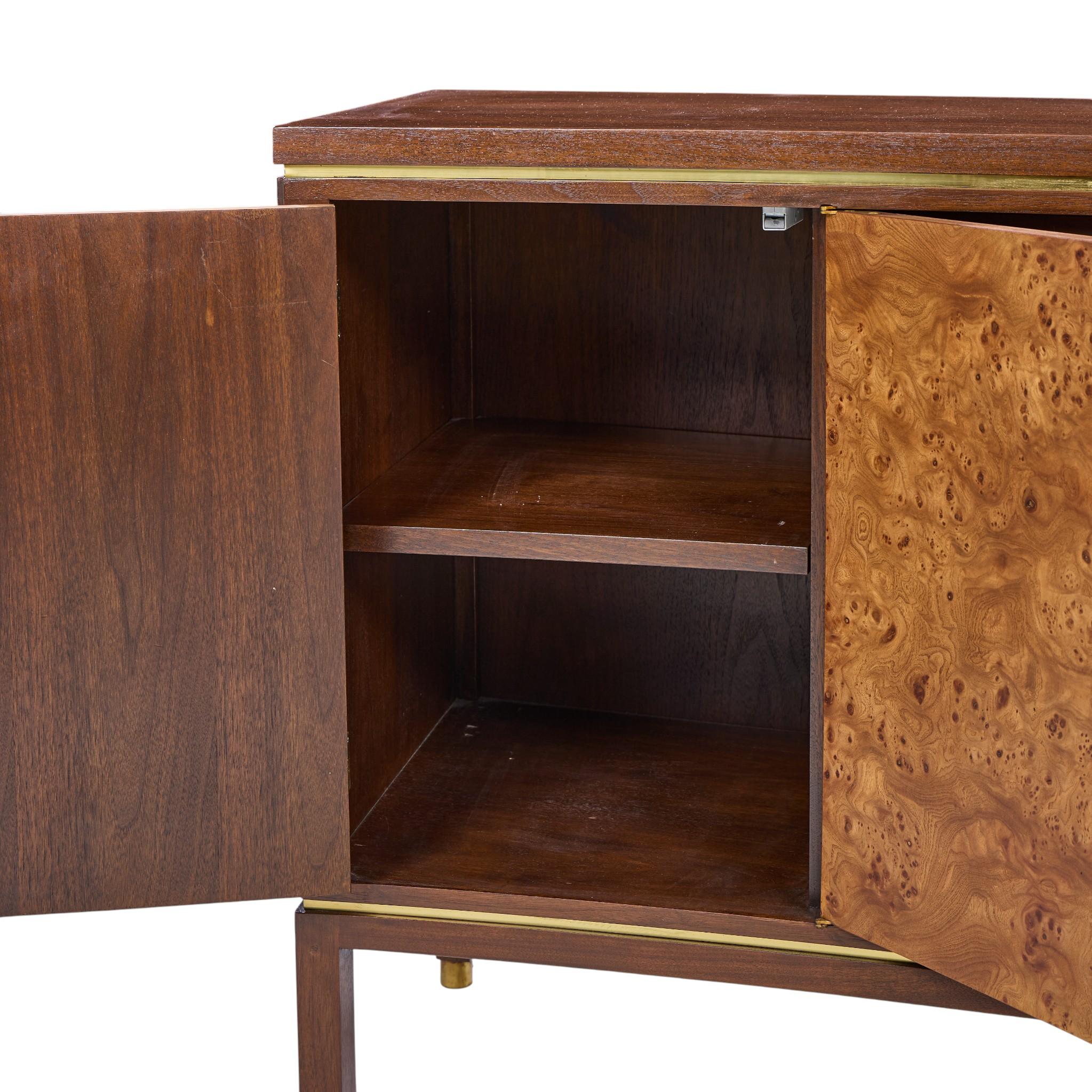 Ottone Edward Wormley per Dunbar MCM Credenza a fronte curva in legno di boro, mogano e ottone in vendita