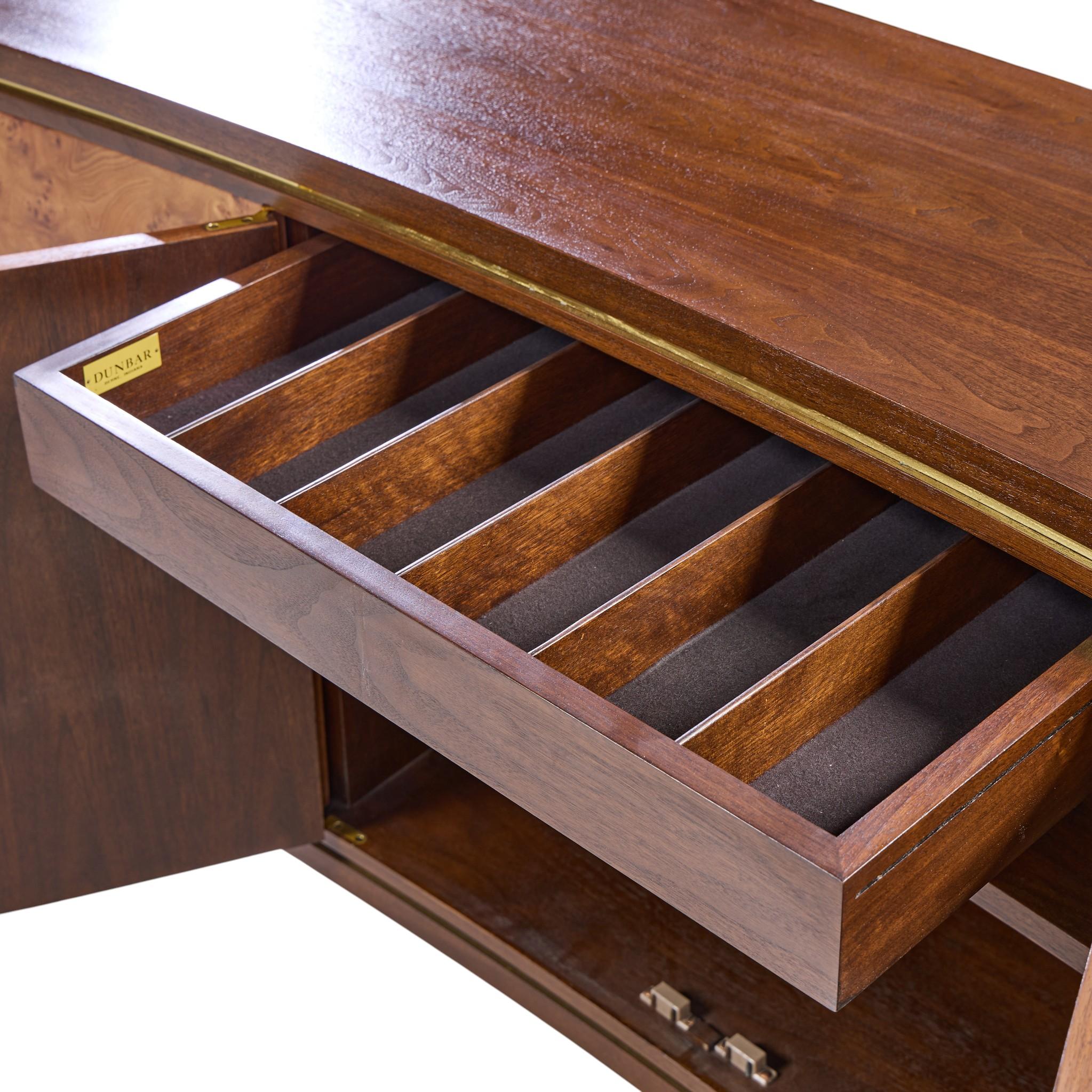Edward Wormley per Dunbar MCM Credenza a fronte curva in legno di boro, mogano e ottone in vendita 2