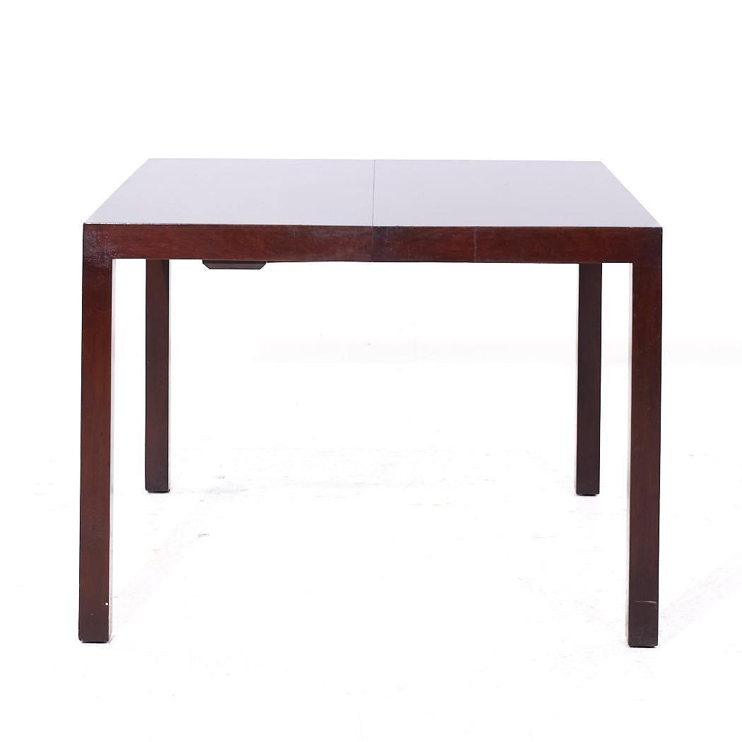 Edward Wormley for Dunbar Mid Century Table de salle à manger extensible en acajou avec 2 abattants

Cette table mesure : 40 large x 40 profond x 29 pouces de haut, avec un dégagement pour les chaises de 26,75 pouces, chaque feuille mesure 20 pouces