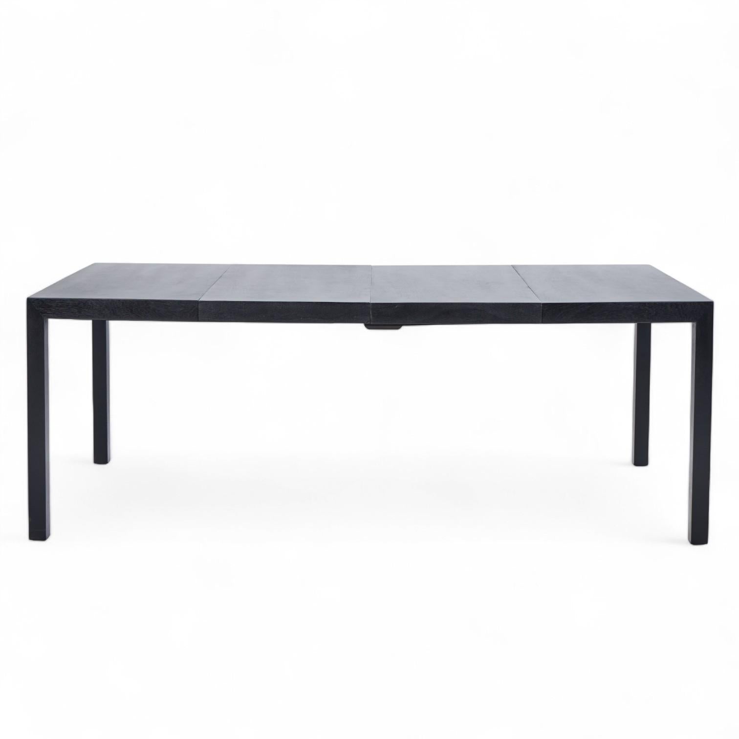 Edward Wormley for Dunbar - Tavolo da pranzo in mogano con 2 foglie, espandibile, della metà del secolo scorso

Questo tavolo misura: 40 di larghezza x 40 di profondità x 29 di altezza, con uno spazio per le sedie di 26,75 pollici; ogni anta misura