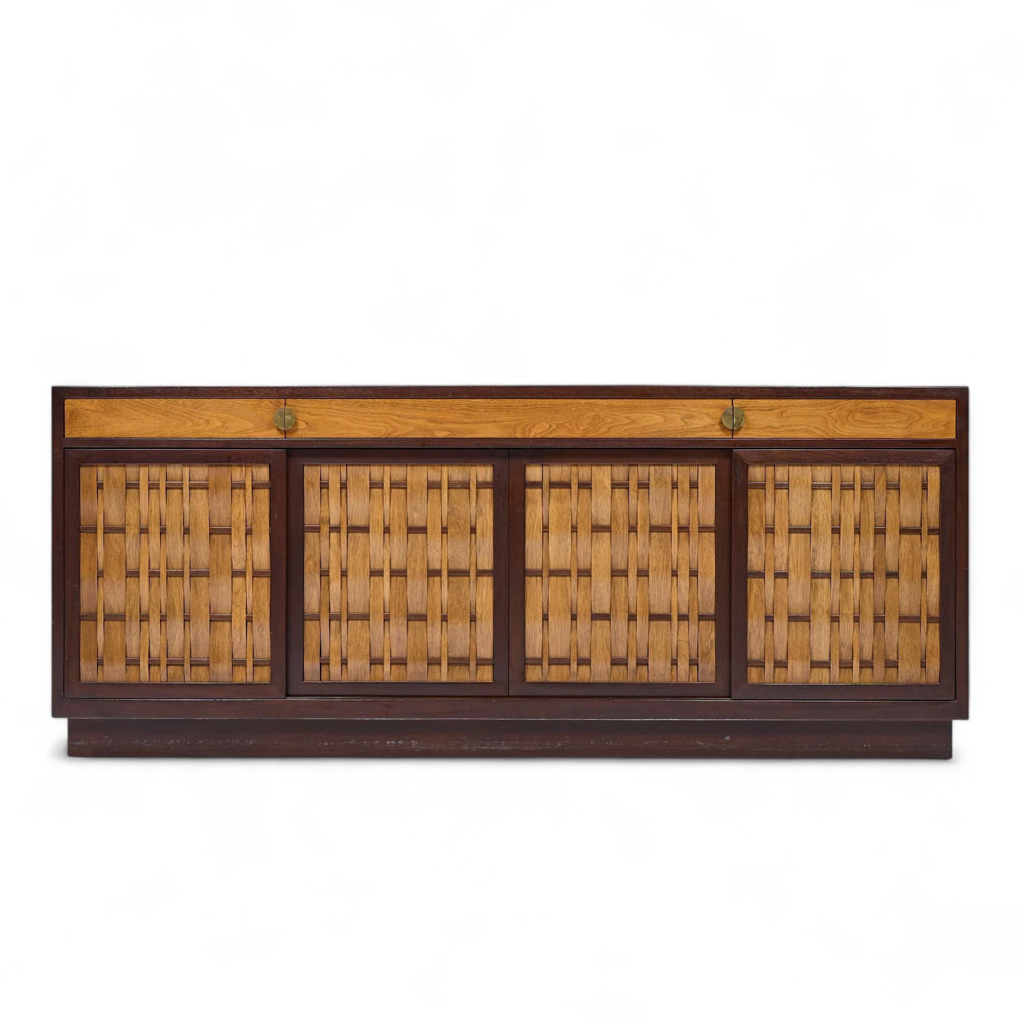 Credenza de palisandro y caoba Edward Wormley para Dunbar Mid Century Basketweave

Este aparador mide 80 de ancho x 18 de fondo x 32,75 pulgadas de alto

Buen estado vintage - La pieza tiene arañazos y desgaste en la superficie superior. La parte
