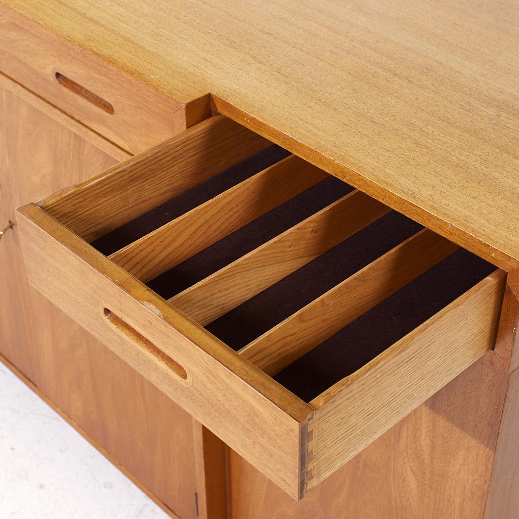 Edward Wormley per Dunbar Credenza di metà secolo in mogano sbiancato in vendita 4