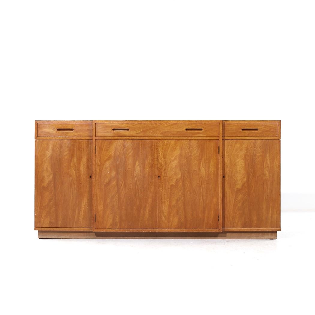 Edward Wormley per Dunbar Credenza di metà secolo in mogano sbiancato

Questa credenza misura: 72 di larghezza x 20,5 di profondità x 35 di altezza

Tutti i mobili possono essere acquistati in quello che noi chiamiamo stato vintage restaurato. Ciò