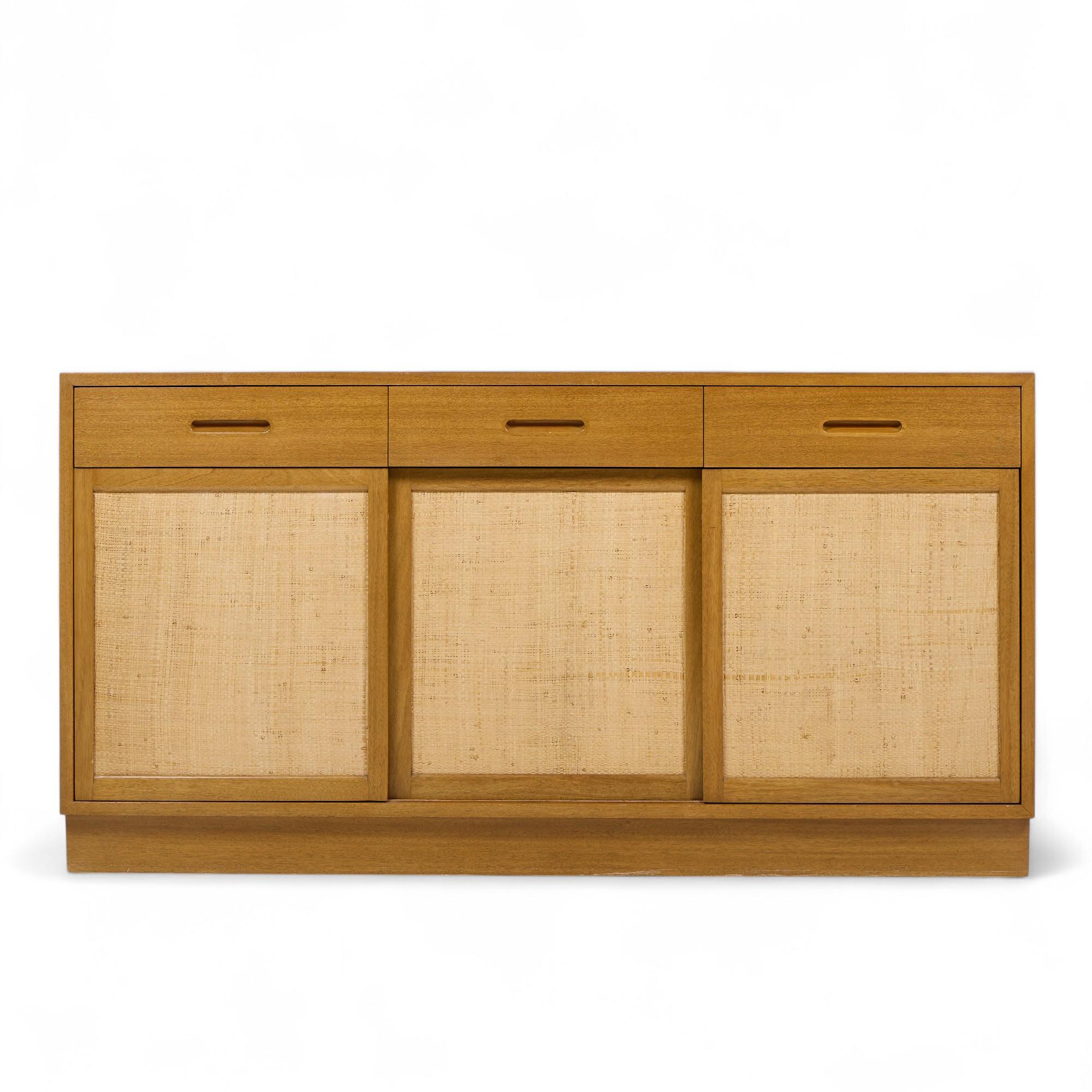 Credenza de caoba blanqueada Edward Wormley para Dunbar Mid Century

Este aparador mide 61,5 de ancho x 18 de fondo x 32,25 pulgadas de alto

Todos los muebles pueden adquirirse en lo que denominamos estado vintage restaurado. Esto significa que la