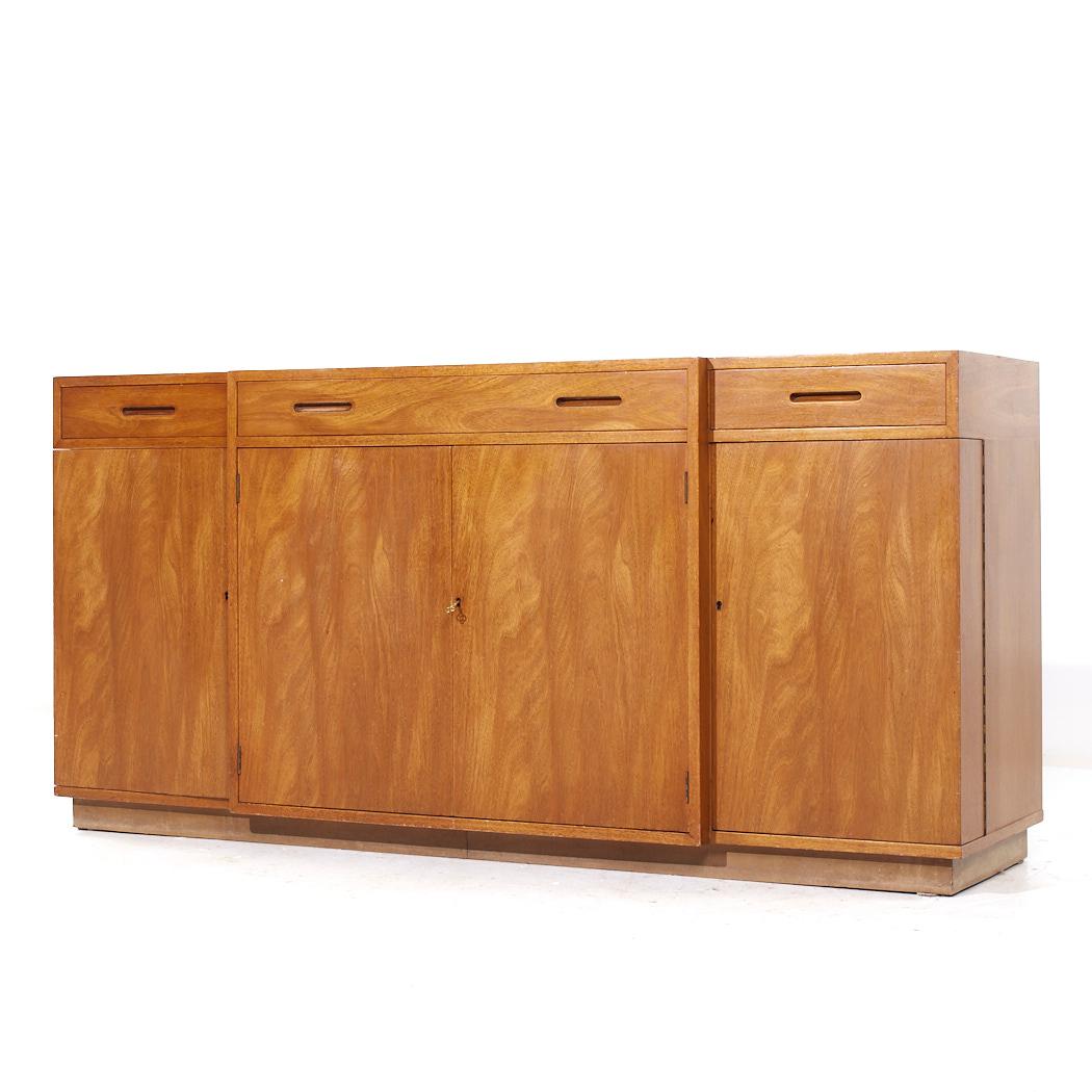 Mid-Century moderno Edward Wormley per Dunbar Credenza di metà secolo in mogano sbiancato in vendita