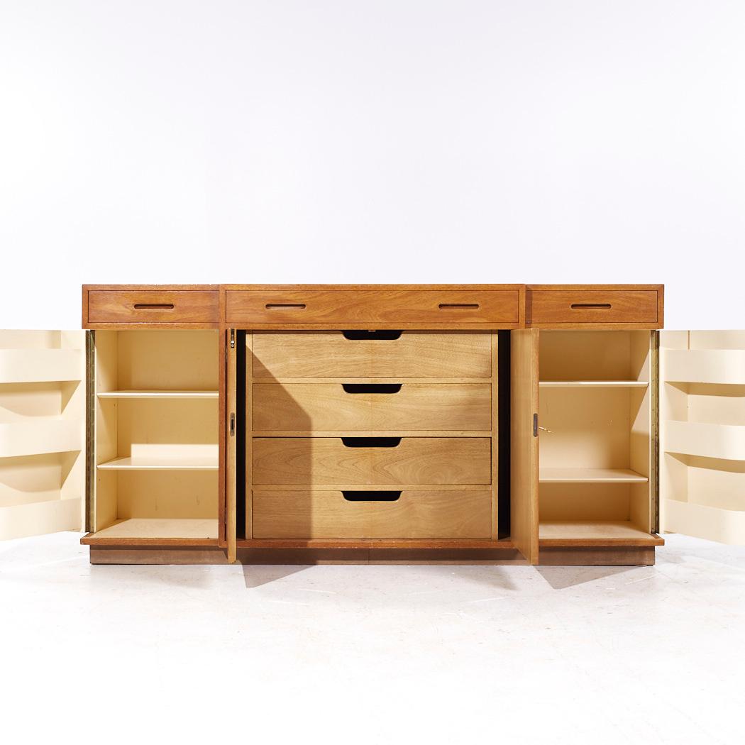 Fine XX secolo Edward Wormley per Dunbar Credenza di metà secolo in mogano sbiancato in vendita