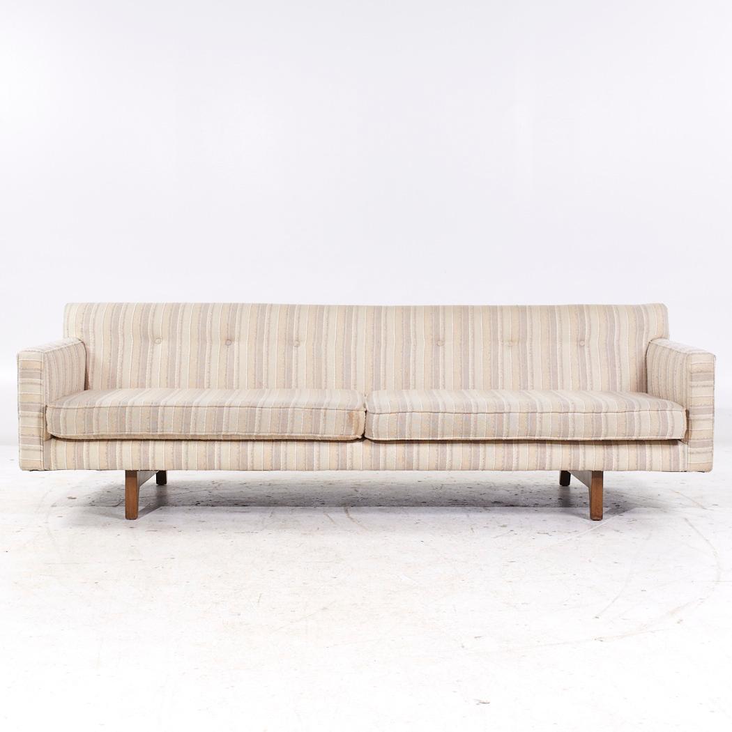 Edward Wormley pour Dunbar Canapé à dossier à consoles du milieu du siècle dernier

Ce canapé mesure : 91 large x 32 profond x 28 pouces de haut, avec une hauteur d'assise de 16 et une hauteur d'accoudoir de 23 pouces.

Tous les meubles peuvent être