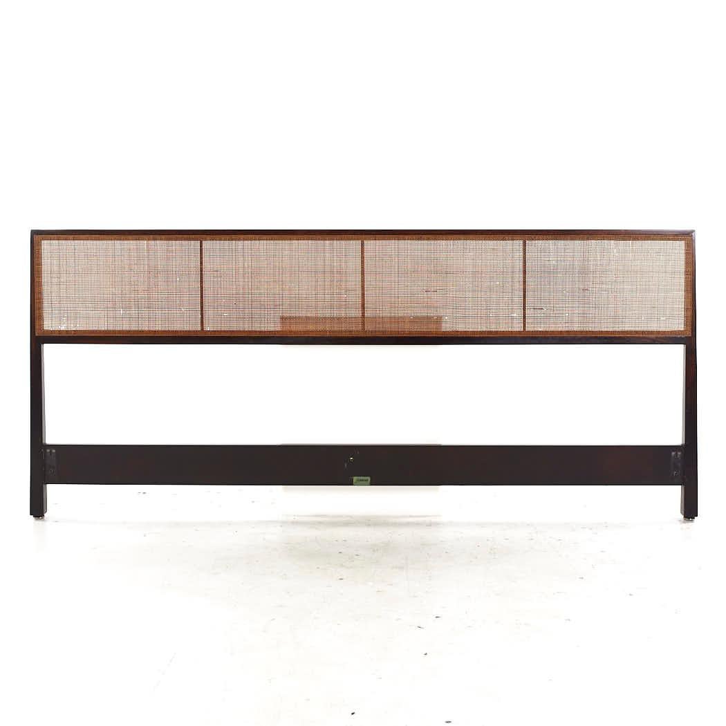 Edward Wormley for Dunbar Mid Century Cane King Headboard (Tête de lit en rotin)

Cette tête de lit mesure : 82 de large x 2.25 de profond x 36 de haut

Tous les meubles peuvent être achetés dans ce que nous appelons un état vintage restauré. Cela