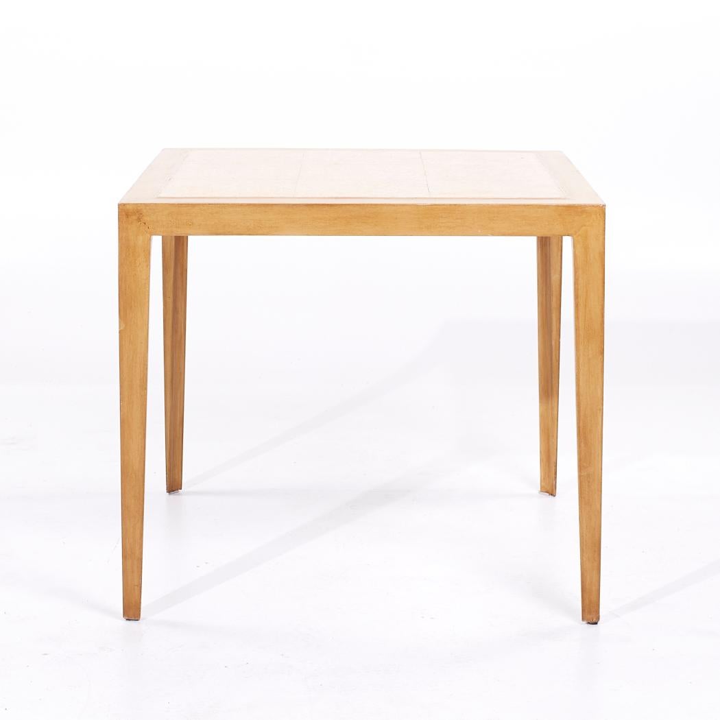 Edward Wormley für Dunbar, Spieltisch mit Korkplatte aus der Mitte des Jahrhunderts

Dieser Spieltisch misst: 31,75 breit x 31,75 tief x 28,25 Zoll hoch

Alle Möbelstücke sind in einem so genannten restaurierten Vintage-Zustand zu haben. Das
