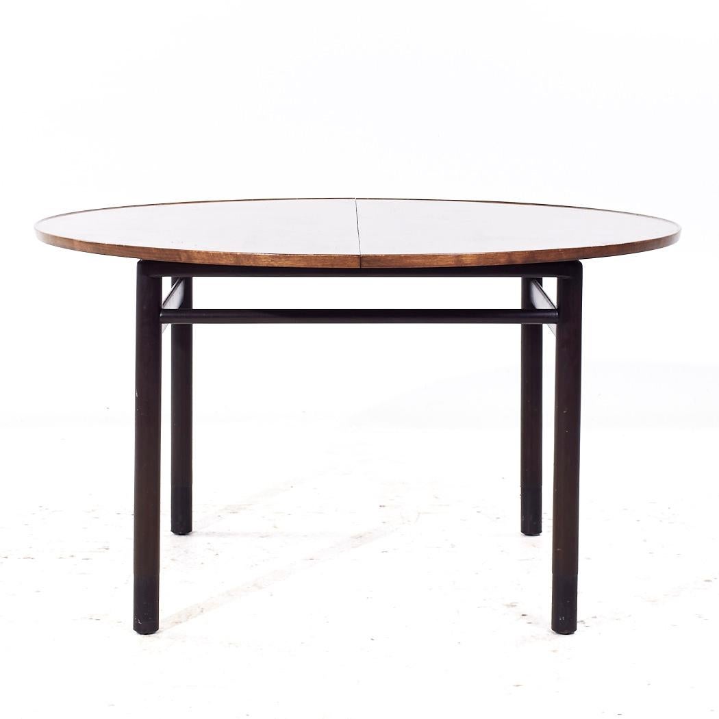 Table de salle à manger du milieu du siècle Edward Wormley pour Dunbar

Cette table de salle à manger mesure : 52 de large x 52 de profond x 29.25 de haut, avec un dégagement pour les chaises de 28.25 pouces.

Tous les meubles peuvent être achetés