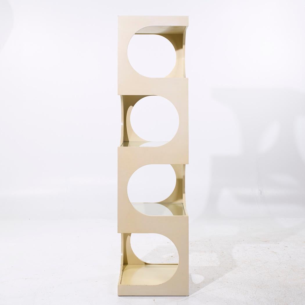 Edward Wormley per Dunbar - Scaffale da salotto di metà secolo

Questa etagere misura: 20 larghezza x 20 profondità x 79 pollici di altezza

Tutti i mobili possono essere acquistati in quello che noi chiamiamo stato vintage restaurato. Ciò significa