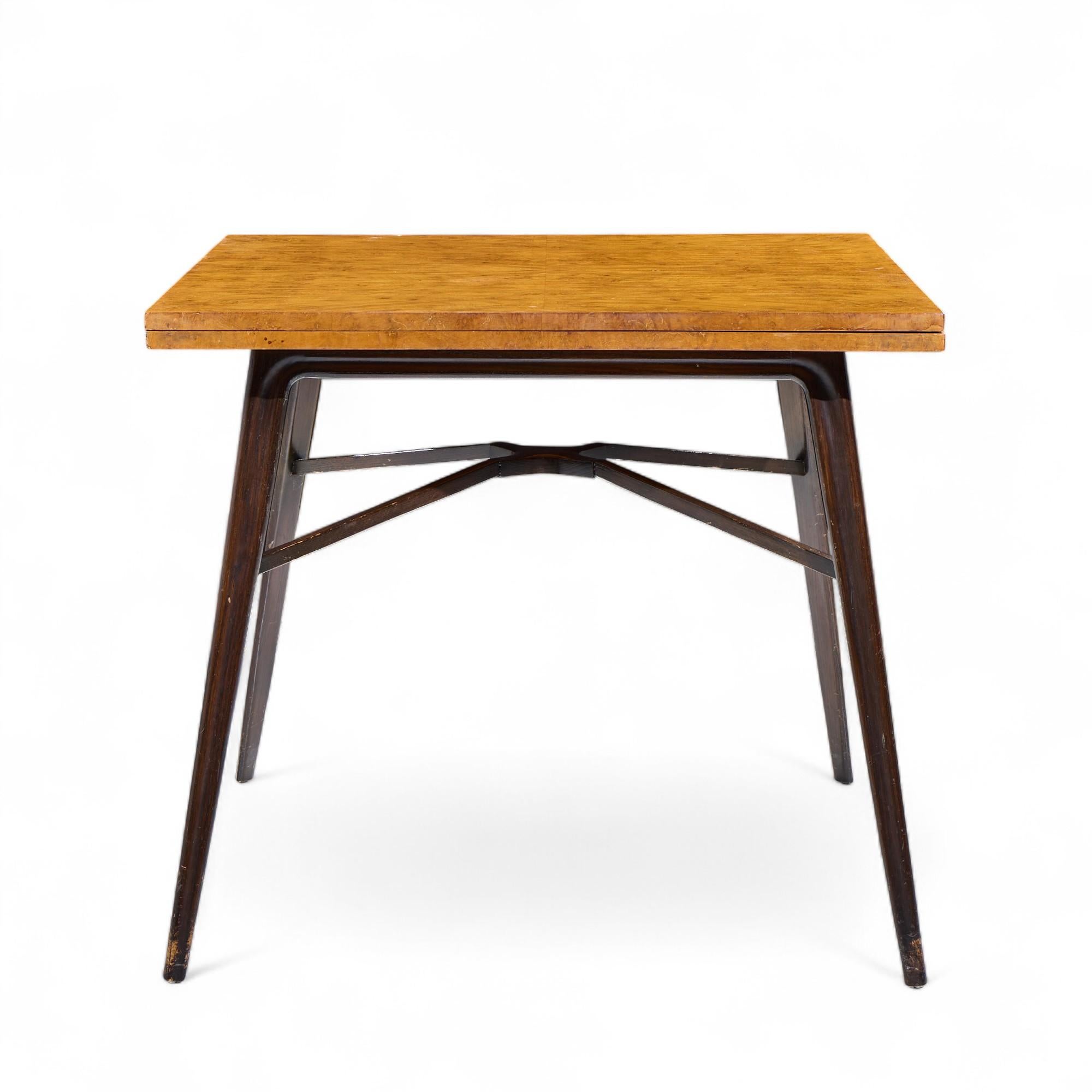 Edward Wormley pour Dunbar Table à abattant en acajou et bois de bourgogne du milieu du siècle dernier

Cette table à plateau rabattable mesure : 34.25 de large x 34.25 de profond x 30 pouces de haut
Lorsque le couvercle rabattable est utilisé, la