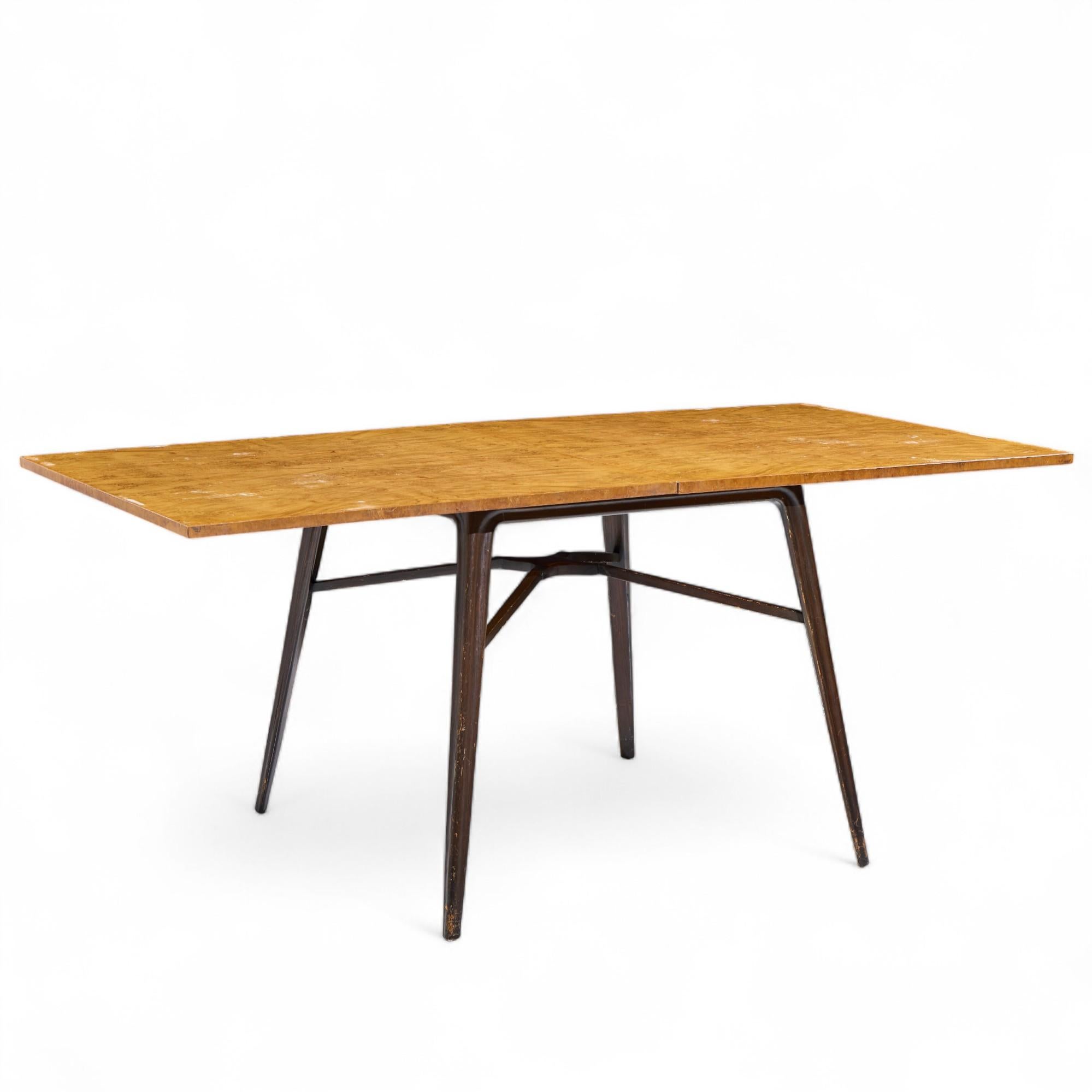 20ième siècle Edward Wormley pour Dunbar Table à abattant en acajou et bois de bourgogne du milieu du siècle dernier en vente