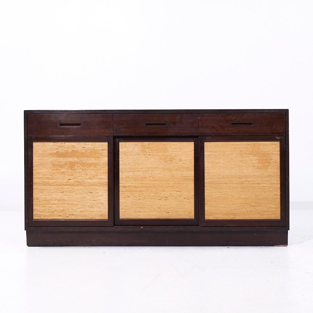 Edward Wormley per Dunbar - Credenza in mogano del metà del secolo scorso

Questa credenza misura: 61,5 pollici di larghezza x 18 di profondità x 32,25 di altezza

Tutti i mobili possono essere acquistati in quello che noi chiamiamo stato vintage