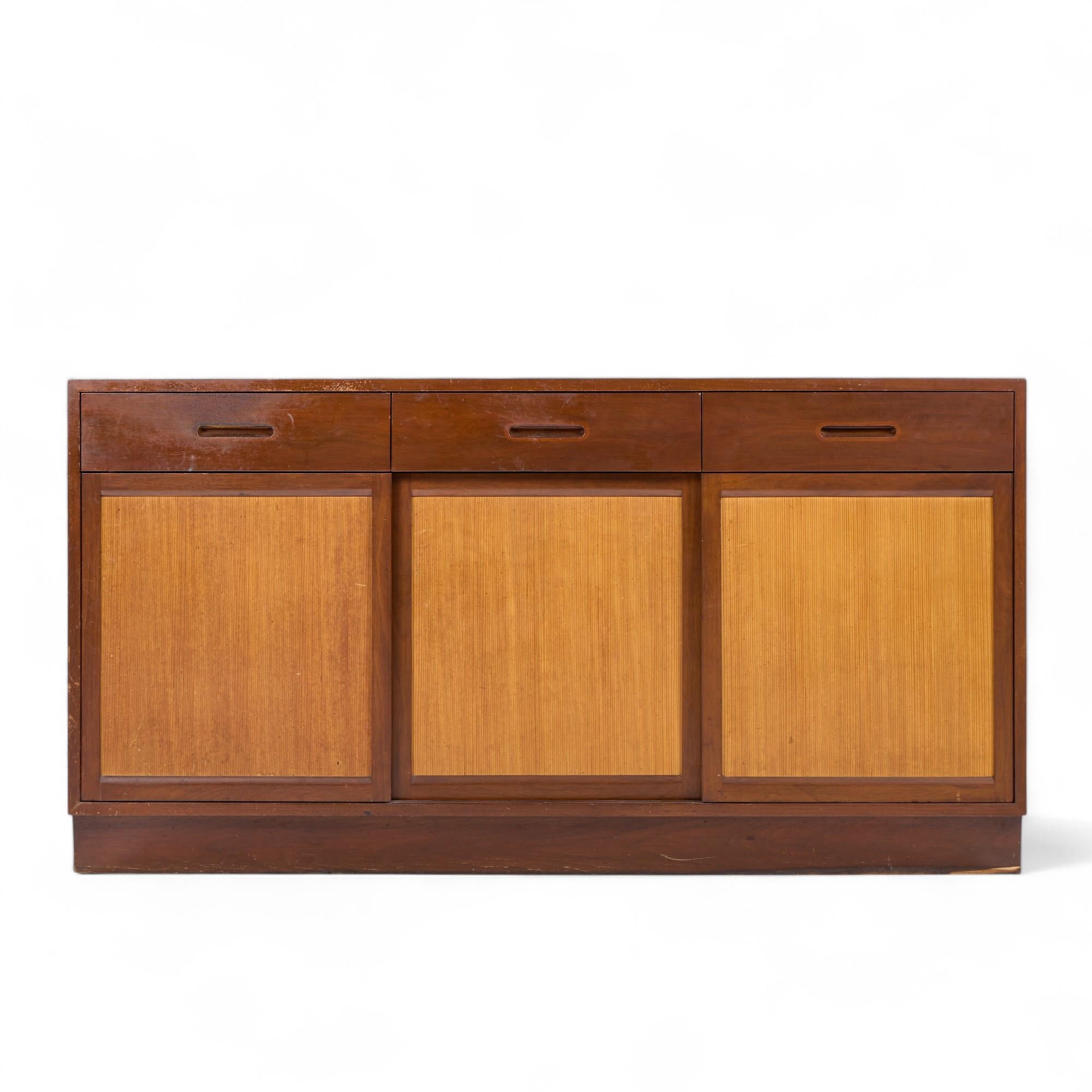 Credenza de caoba de mediados de siglo Edward Wormley para Dunbar

Este aparador mide 61,5 de ancho x 18 de fondo x 32 pulgadas de alto

Todos los muebles pueden adquirirse en lo que denominamos estado vintage restaurado. Esto significa que la pieza