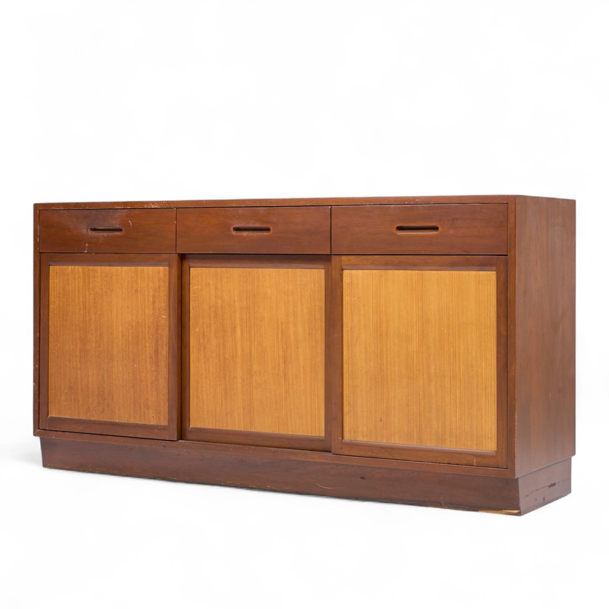 Credenza de caoba de mediados de siglo Edward Wormley para Dunbar Moderno de mediados de siglo en venta