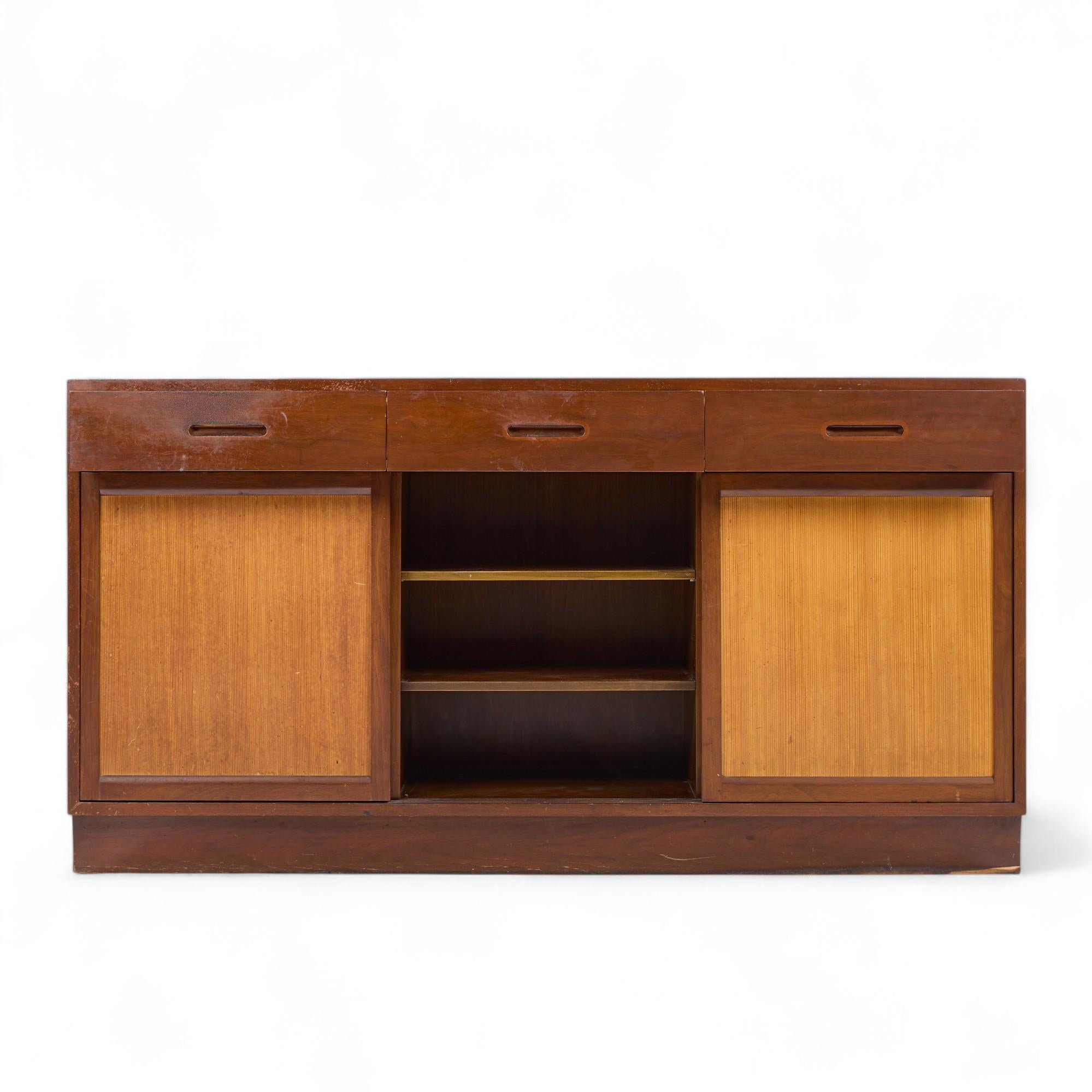 Credenza de caoba de mediados de siglo Edward Wormley para Dunbar Caoba en venta