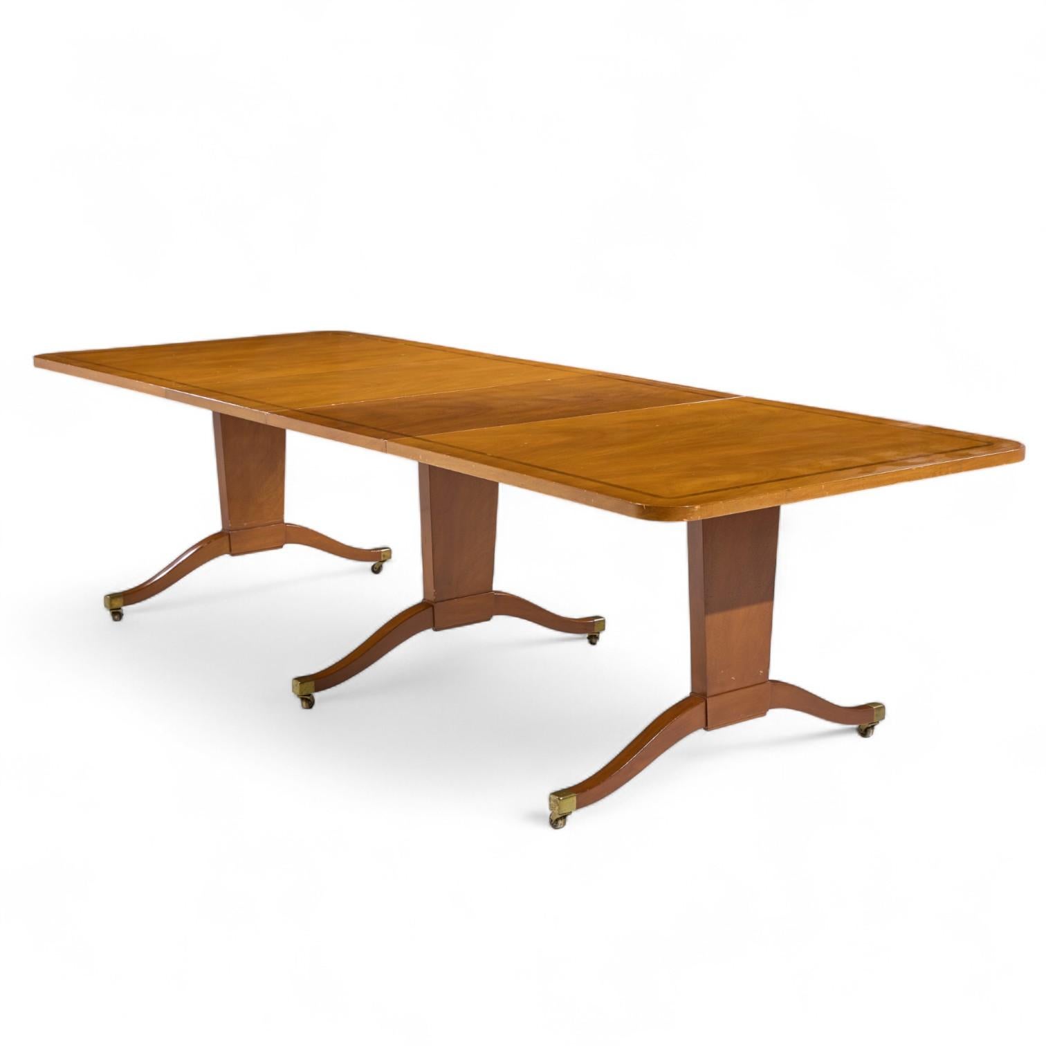 Mid-Century moderno Edward Wormley for Dunbar Mid Century Mahogany Expanding Dining Table - 2 Leaves in vendita