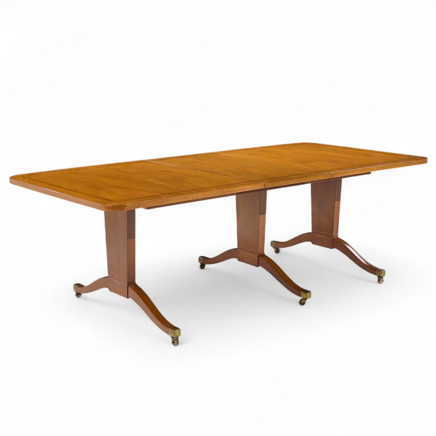 Edward Wormley for Dunbar Mid Century Mahogany Expanding Dining Table - 2 Leaves in vendita 2