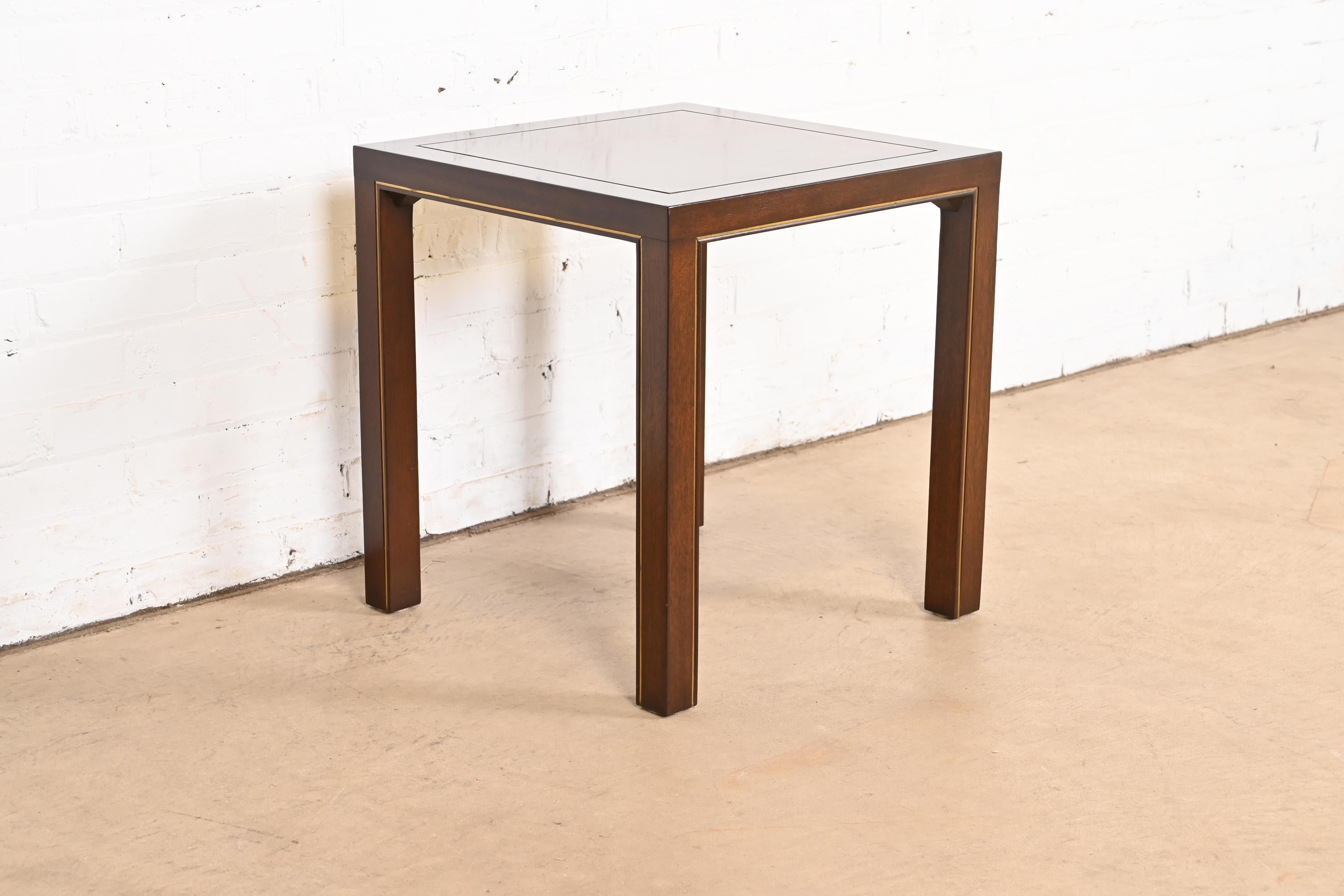 Une table d'appoint élégante et stylée de style moderne du milieu du siècle.

Par Edward Wormley pour Dunbar Furniture

USA, Circa 1960

Magnifique acajou, avec incrustation de laiton.

Dimensions : 20 