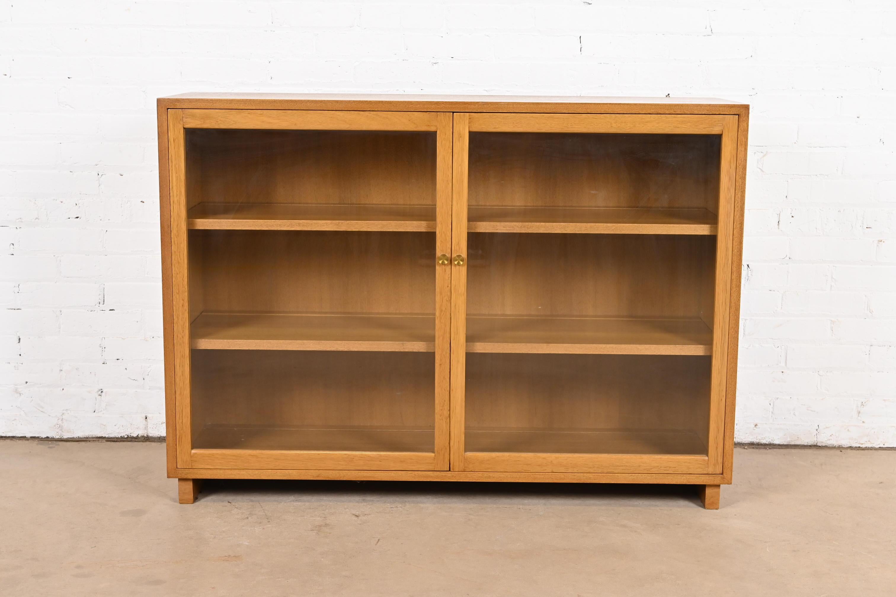 Una libreria o una vetrina in vetro elegante e di stile Mid-Century Modern

Di Edward Wormley per Dunbar Furniture

USA, anni '50

Mogano sbiancato, con ante in vetro e ferramenta originale in ottone. I ripiani sono regolabili.

Misure: 48 