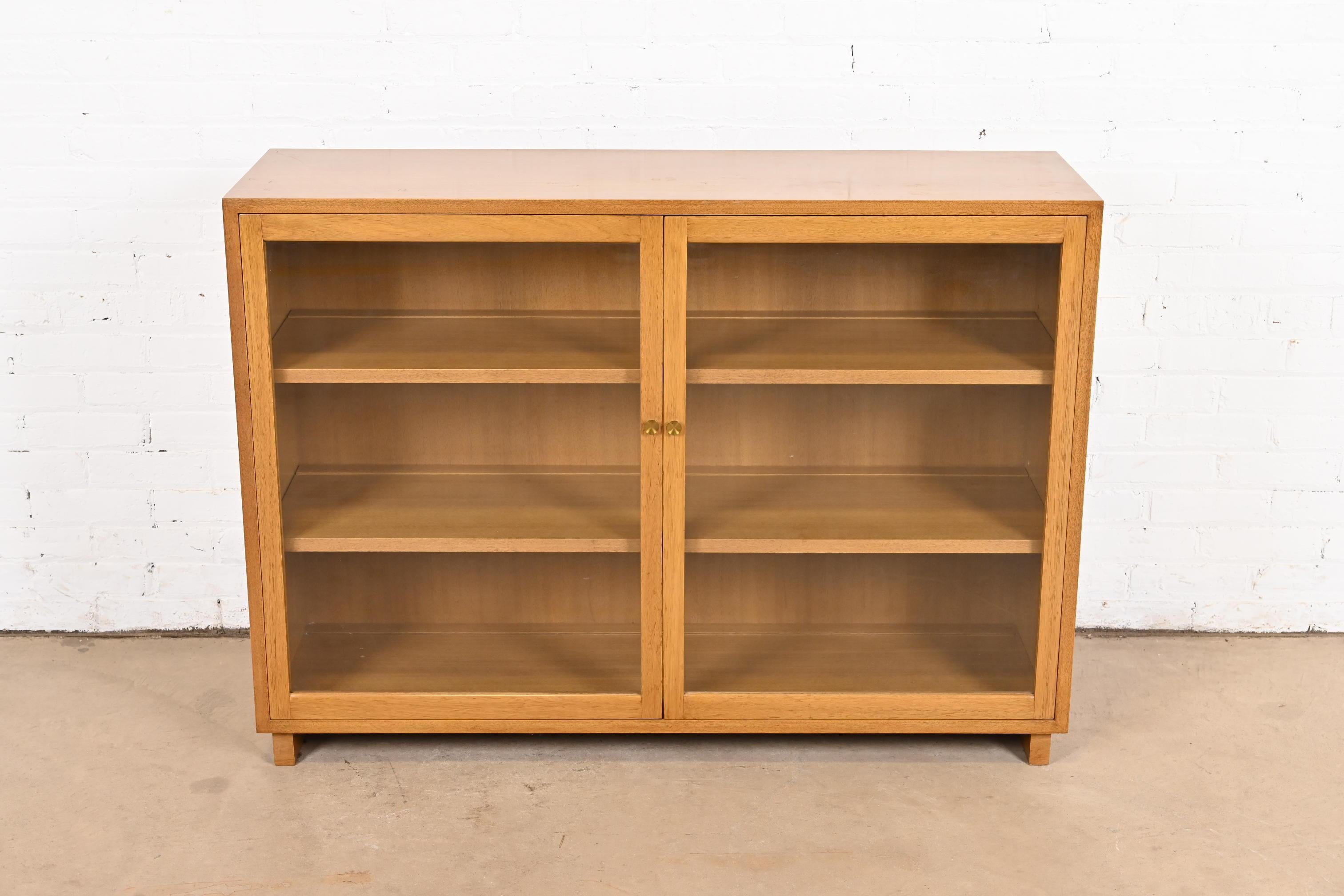 Mid-Century moderno Edward Wormley per Dunbar Libreria moderna di metà secolo in mogano con ante in vetro in vendita