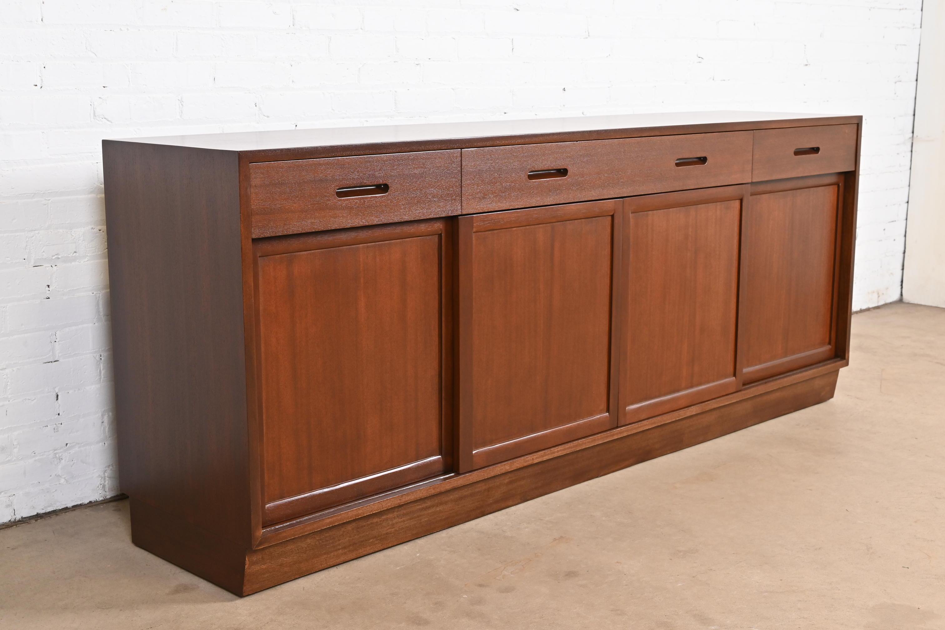 Un'eccezionale credenza, credenza o mobile bar in stile Mid-Century Modern

Di Edward Wormley per Dunbar Furniture

USA, anni '50

Splendido mogano, con porte scorrevoli.

Misure: 81,5