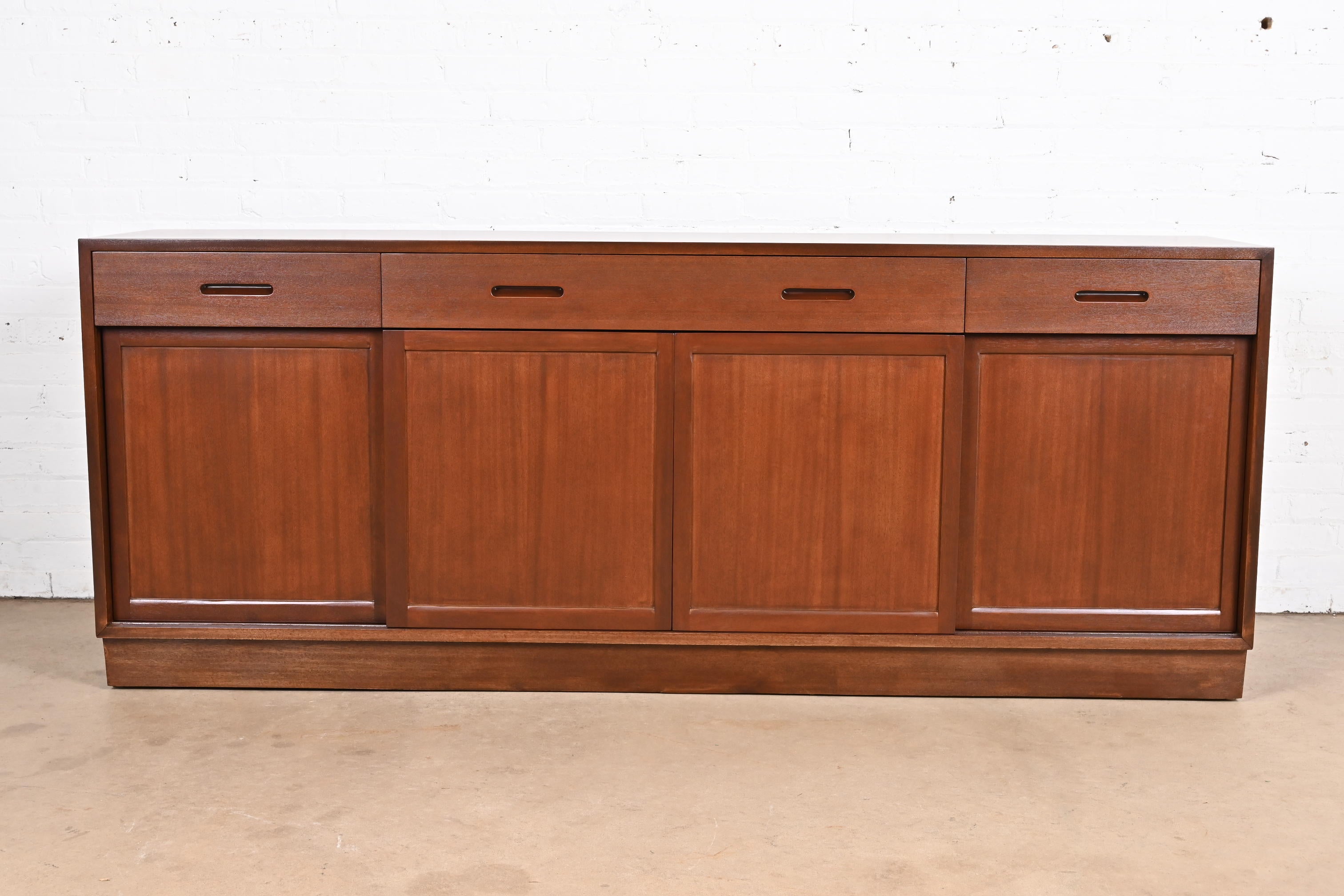 Mid-Century moderno Edward Wormley per Dunbar Credenza in mogano moderna di metà secolo in vendita