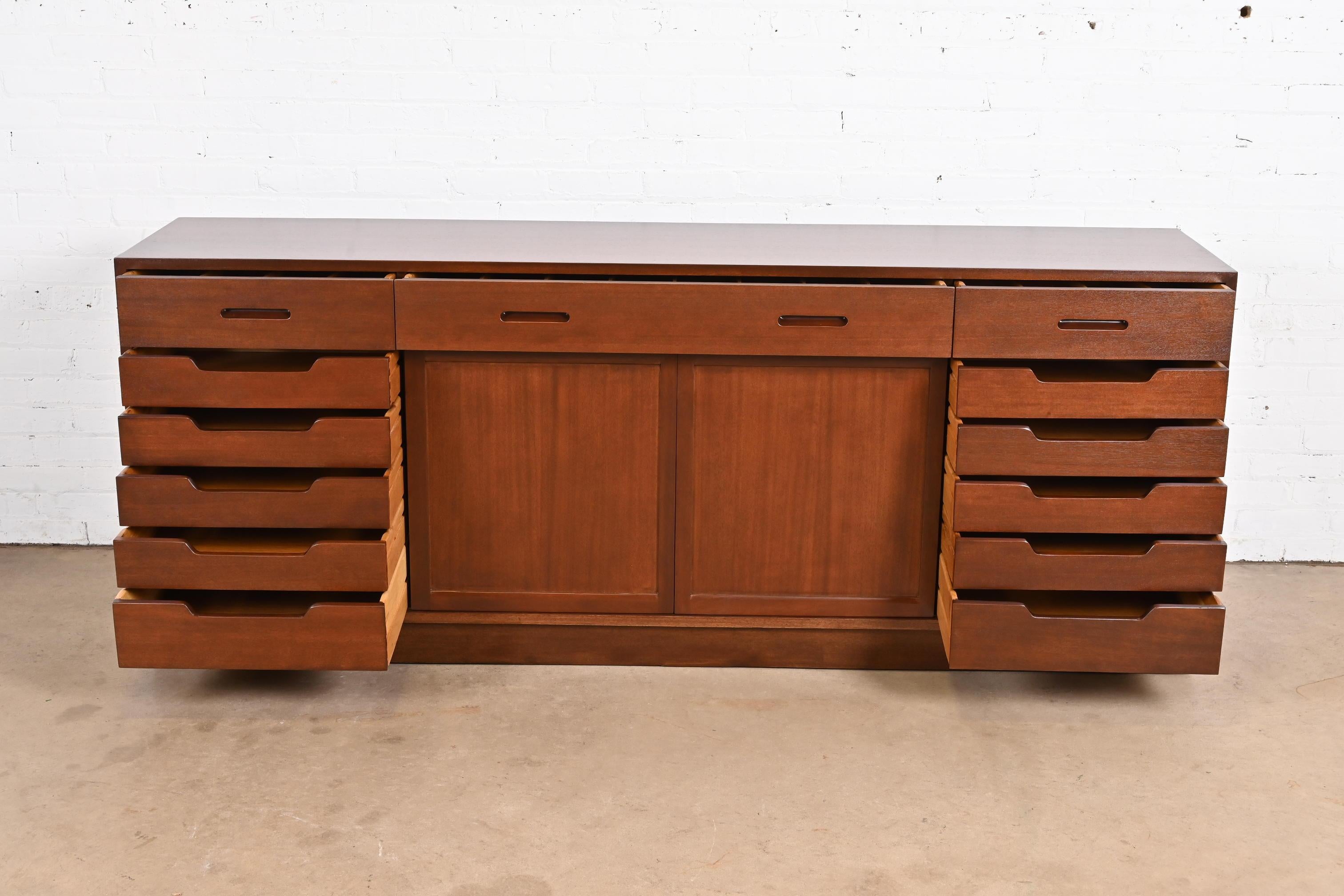 Edward Wormley per Dunbar Credenza in mogano moderna di metà secolo In condizioni buone in vendita a South Bend, IN