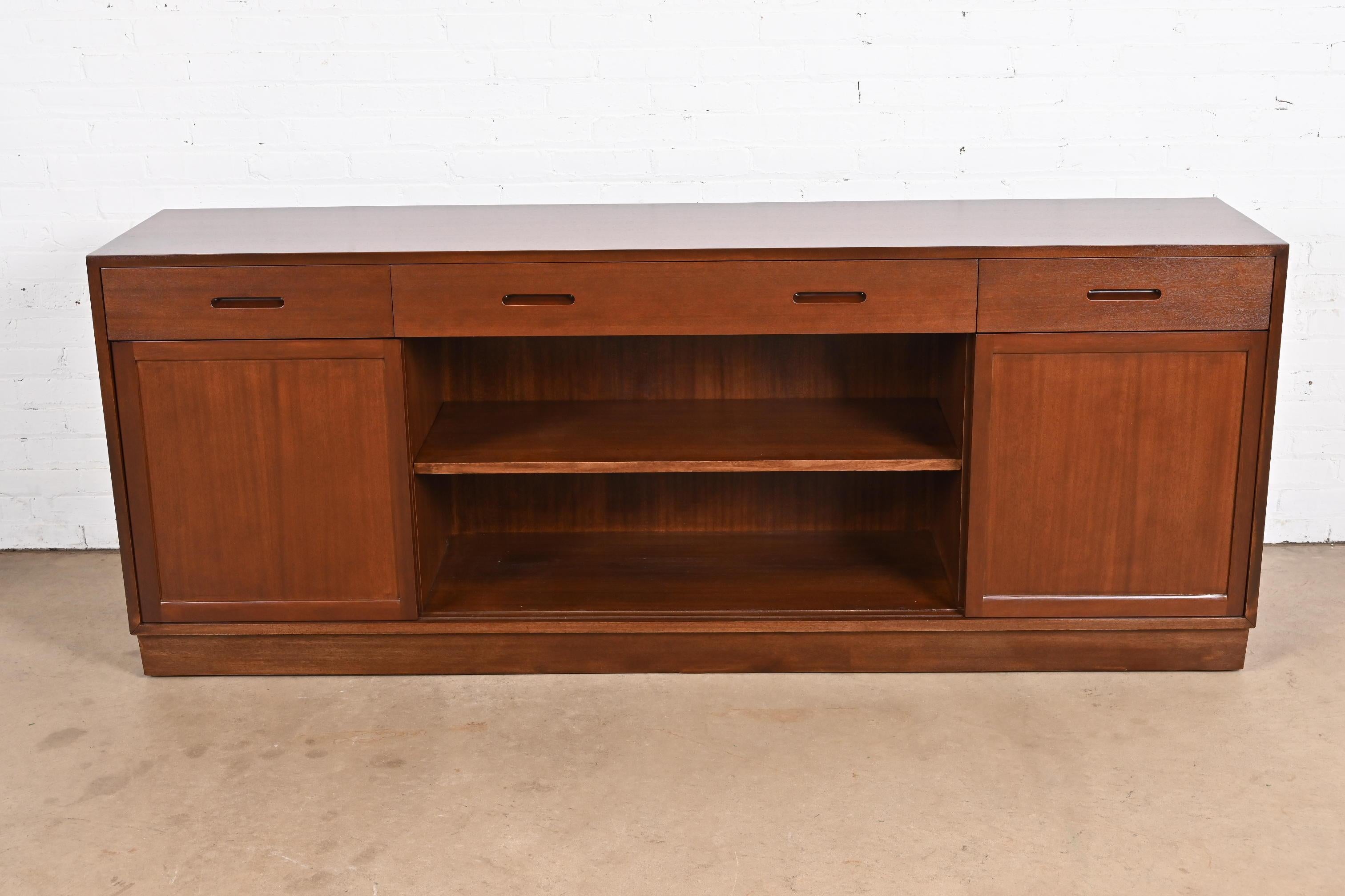 Edward Wormley per Dunbar Credenza in mogano moderna di metà secolo in vendita 1
