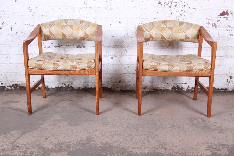 A gorgeous pair of Mid-Century Modern sculpted oak club or lounge armchairs with unique original upholstery in geometric design

By Edward Wormley for Dunbar

USA, circa 1960s

Measures: 25.25