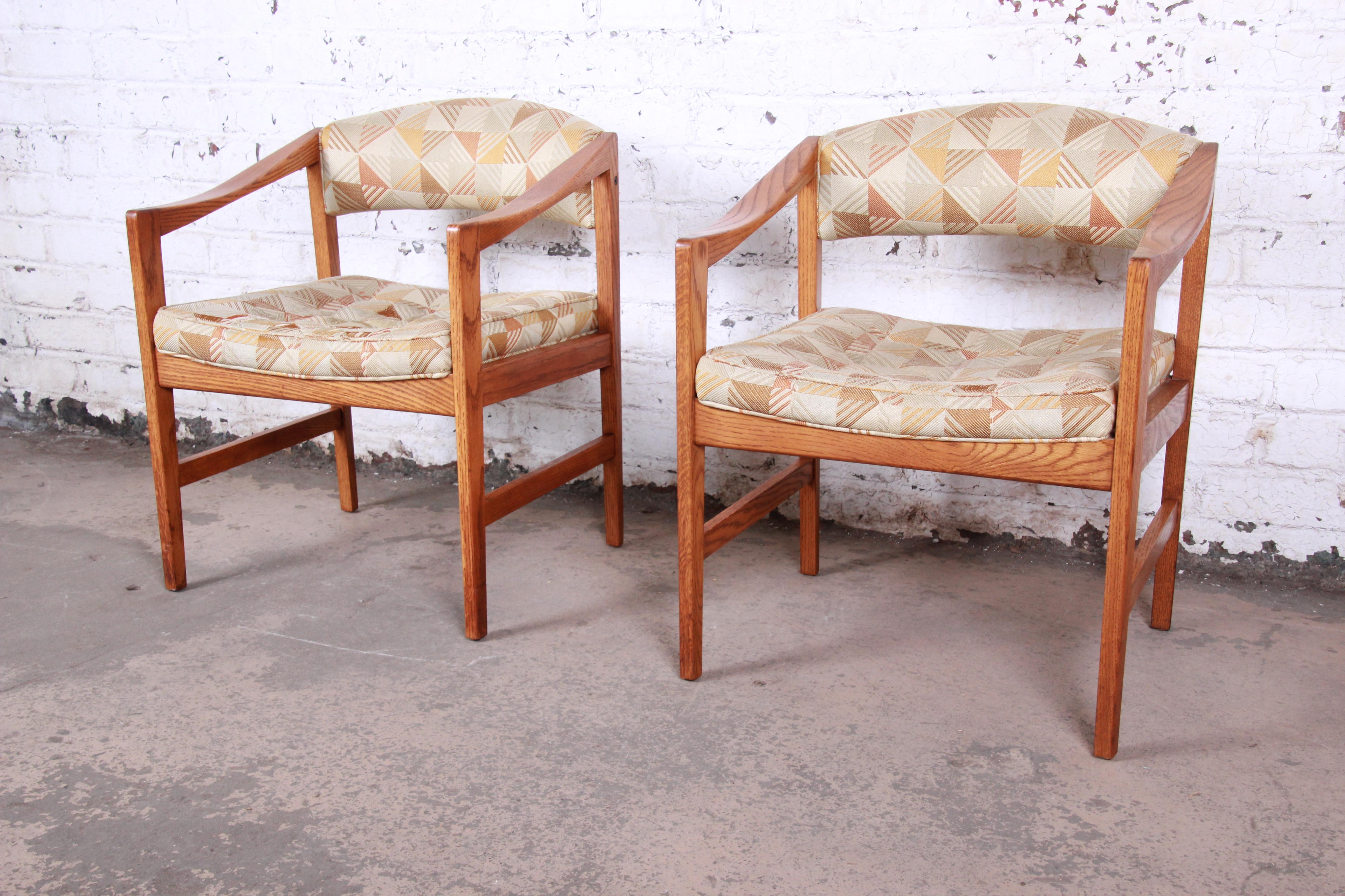 Edward Wormley for Dunbar Mid-Century Modern Sculpted Oak Armchairs, Pair In Good Condition For Sale In South Bend, IN
