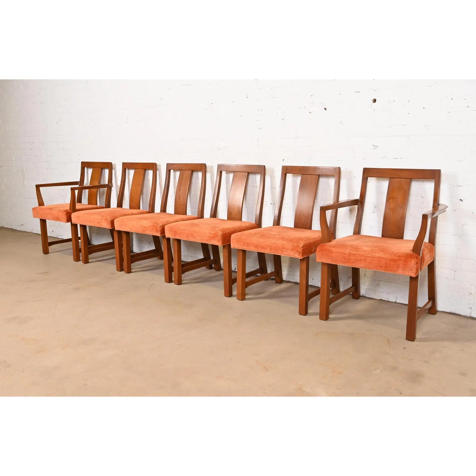 Exceptionnel ensemble de six chaises de salle à manger de style Chinoiserie de la période moderne du milieu du siècle dernier.

Par Edward Wormley pour Dunbar Furniture

États-Unis, années 1950

Piétements en noyer massif sculpté, assises tapissées