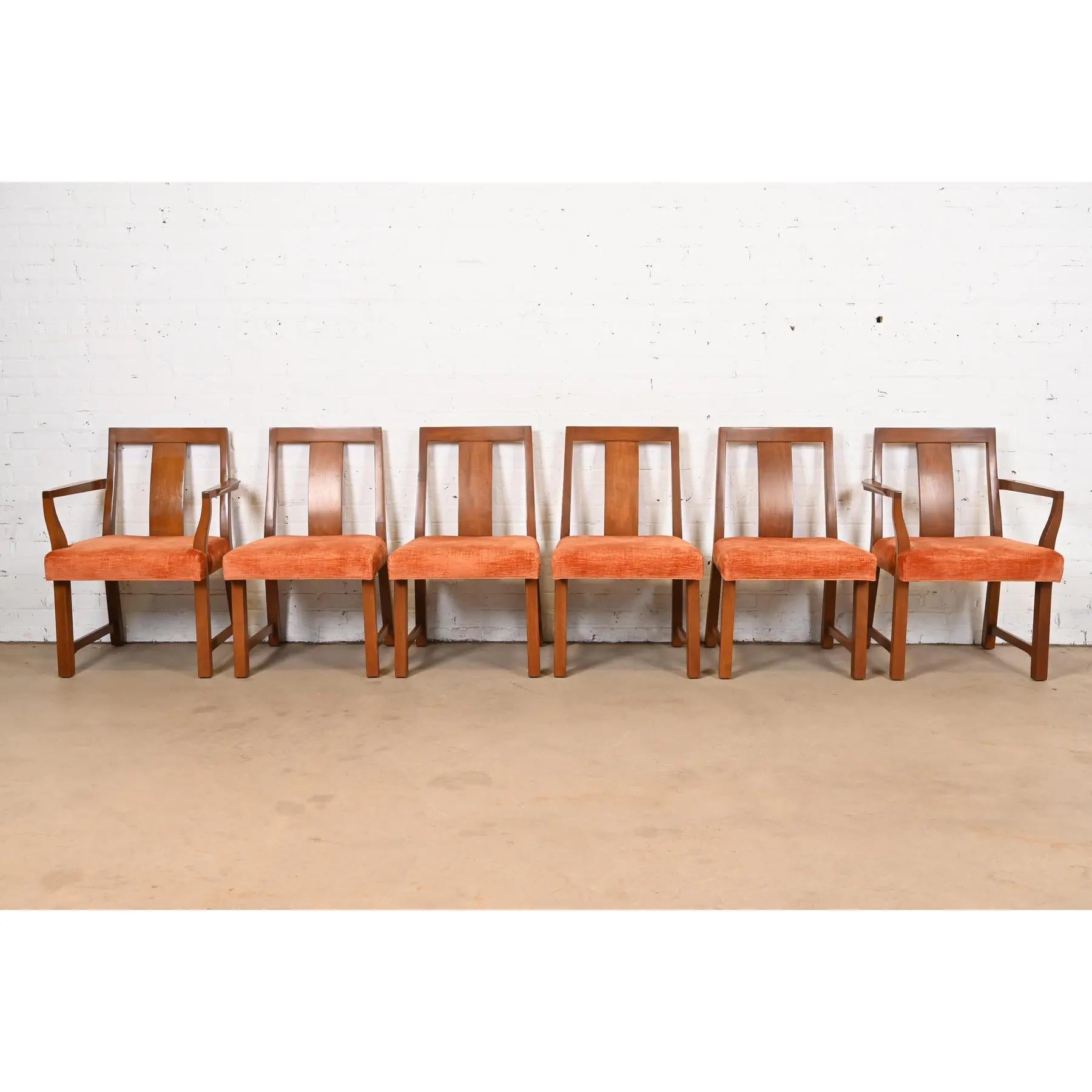 Mid-Century Modern Edward Wormley pour Dunbar Chaises de salle à manger en noyer sculpté Modernes du milieu du siècle dernier en vente