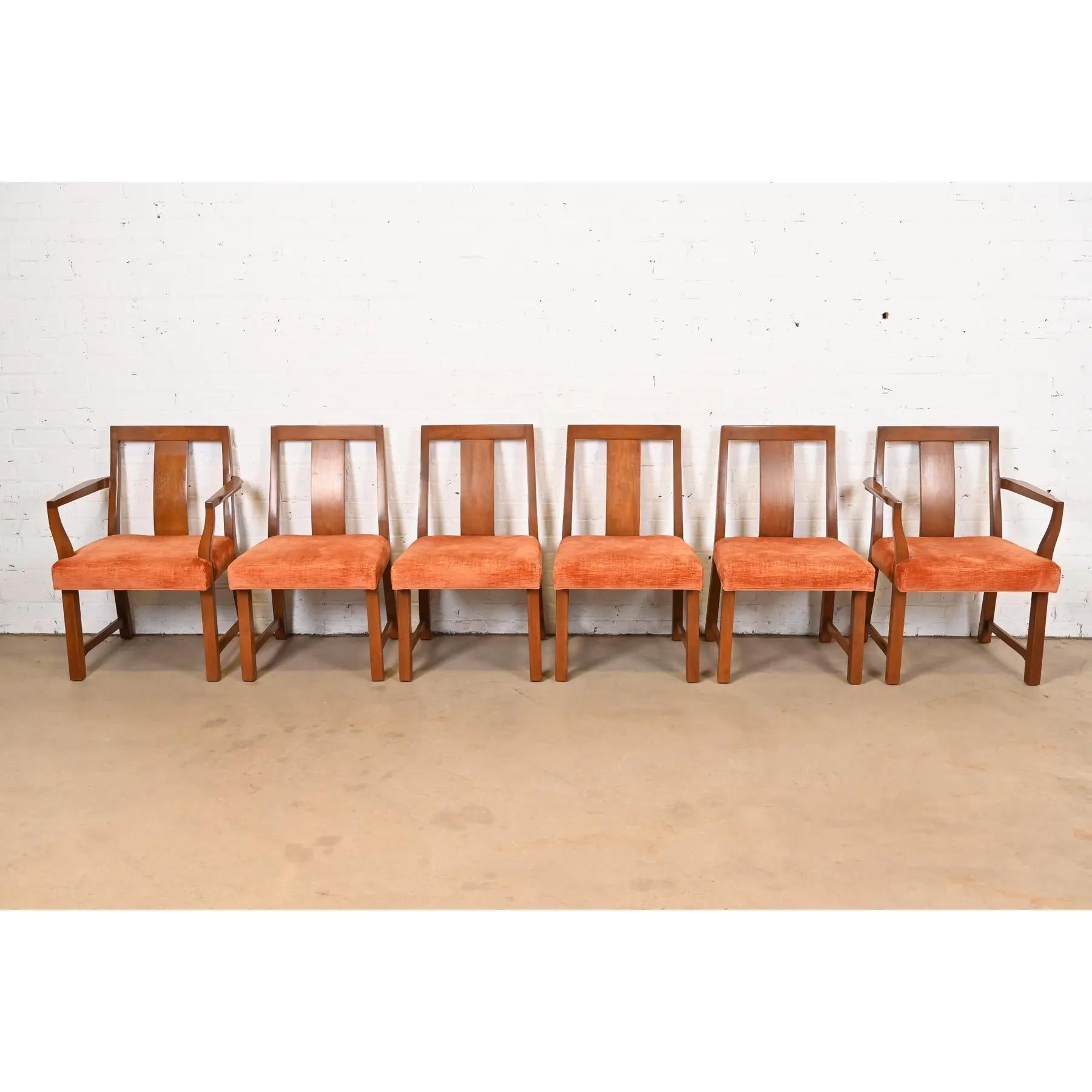 Américain Edward Wormley pour Dunbar Chaises de salle à manger en noyer sculpté Modernes du milieu du siècle dernier en vente