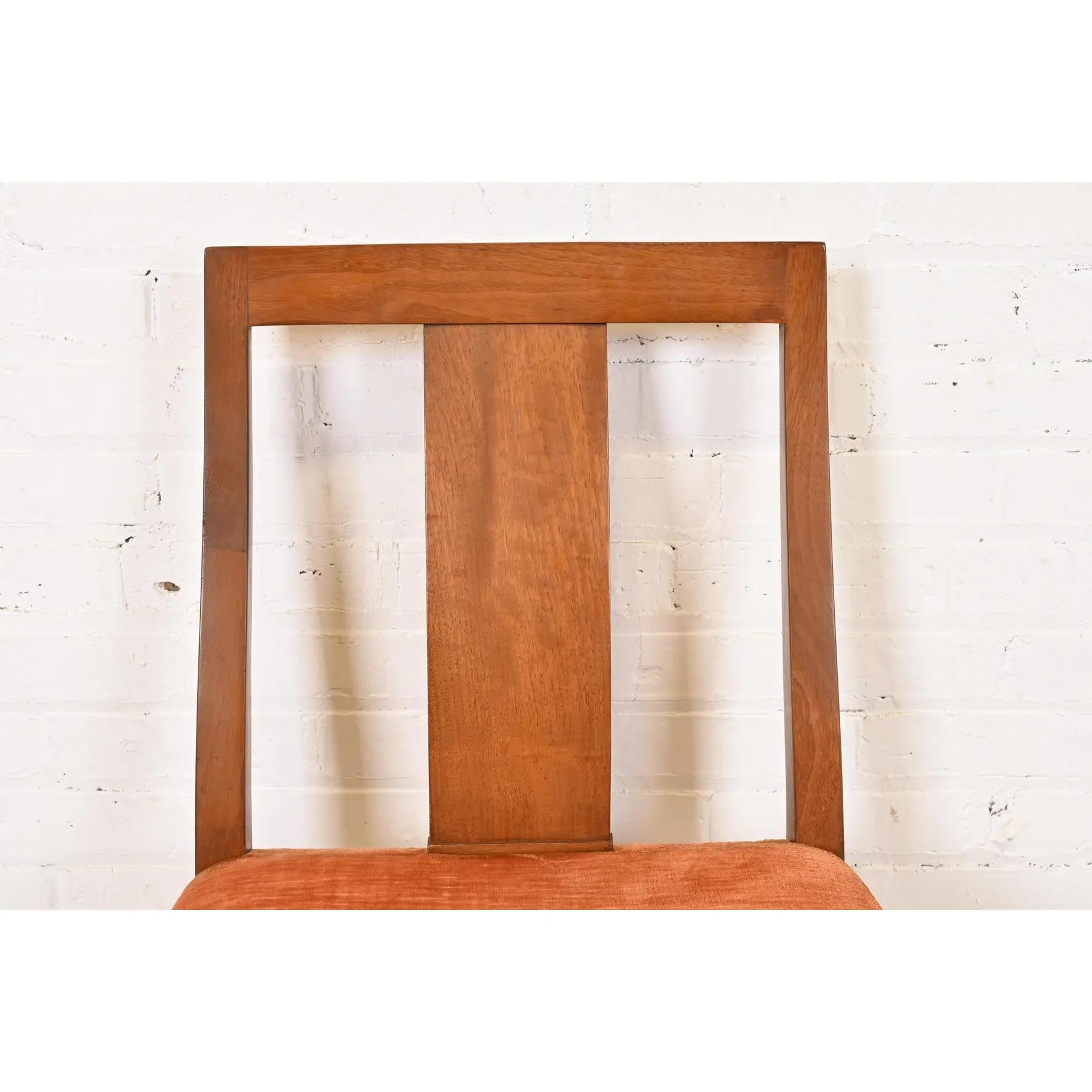 Milieu du XXe siècle Edward Wormley pour Dunbar Chaises de salle à manger en noyer sculpté Modernes du milieu du siècle dernier en vente