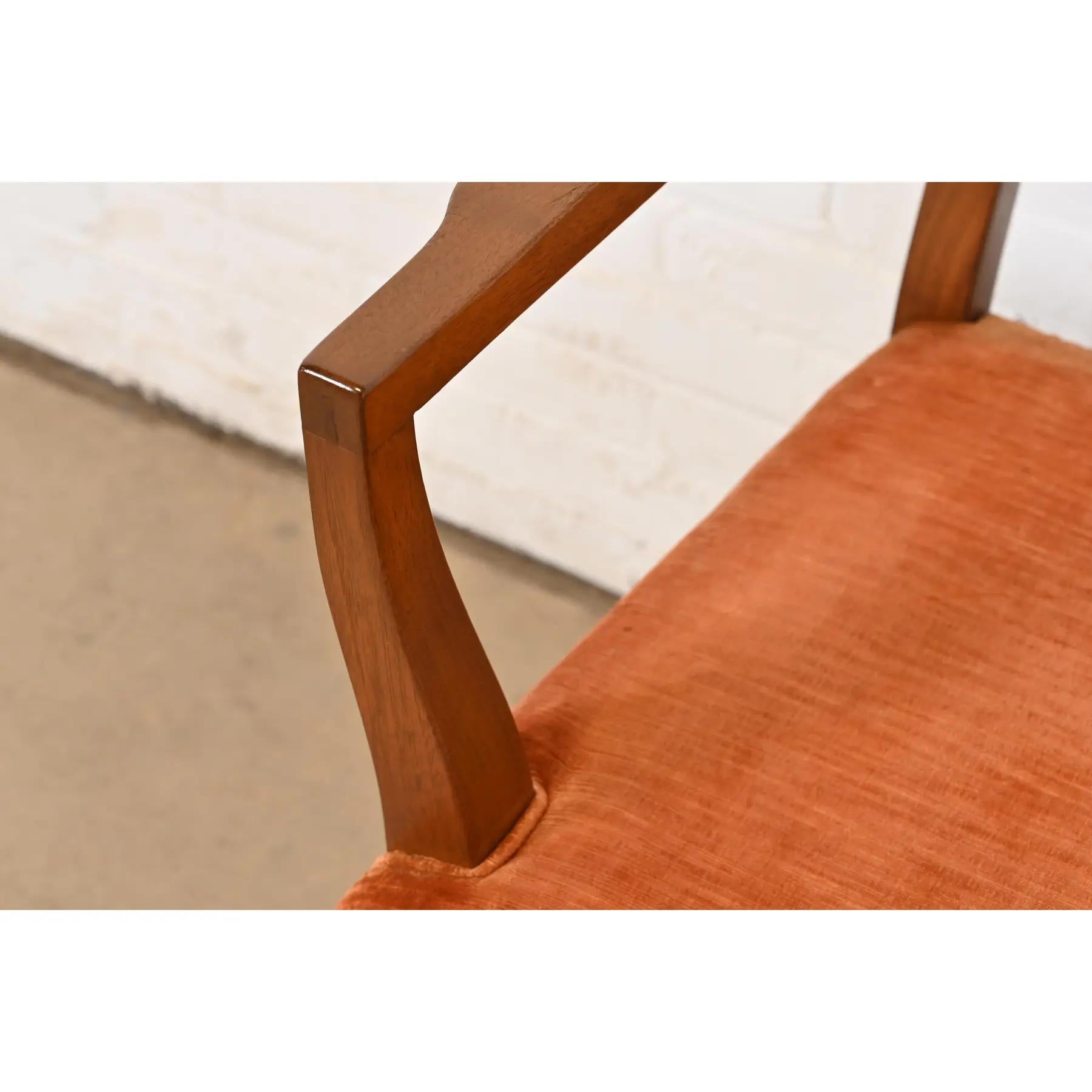 Velours Edward Wormley pour Dunbar Chaises de salle à manger en noyer sculpté Modernes du milieu du siècle dernier en vente
