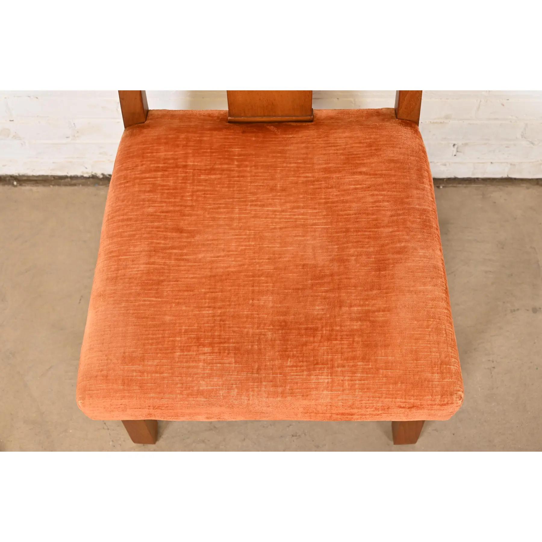 Edward Wormley pour Dunbar Chaises de salle à manger en noyer sculpté Modernes du milieu du siècle dernier en vente 1