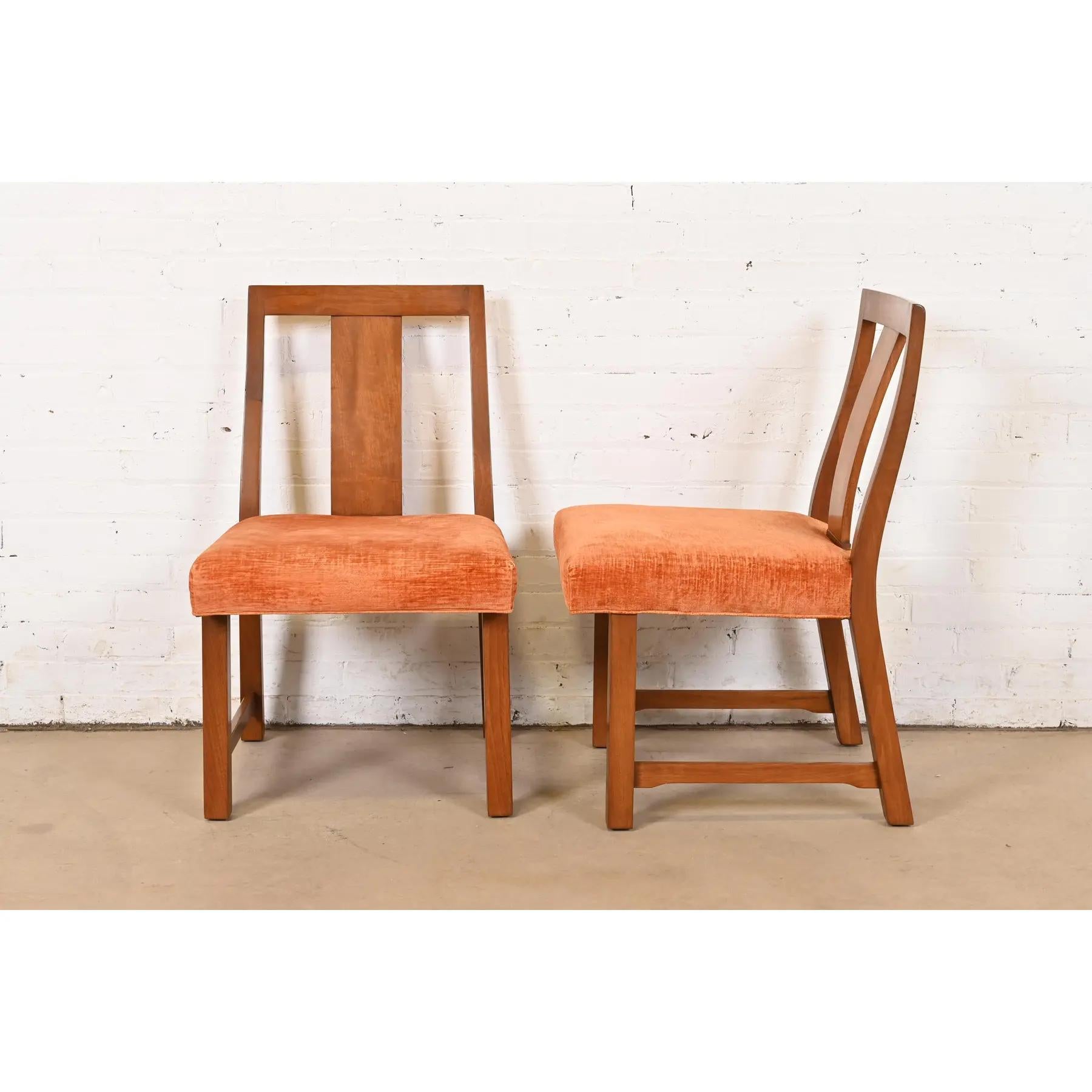 Edward Wormley pour Dunbar Chaises de salle à manger en noyer sculpté Modernes du milieu du siècle dernier en vente 2