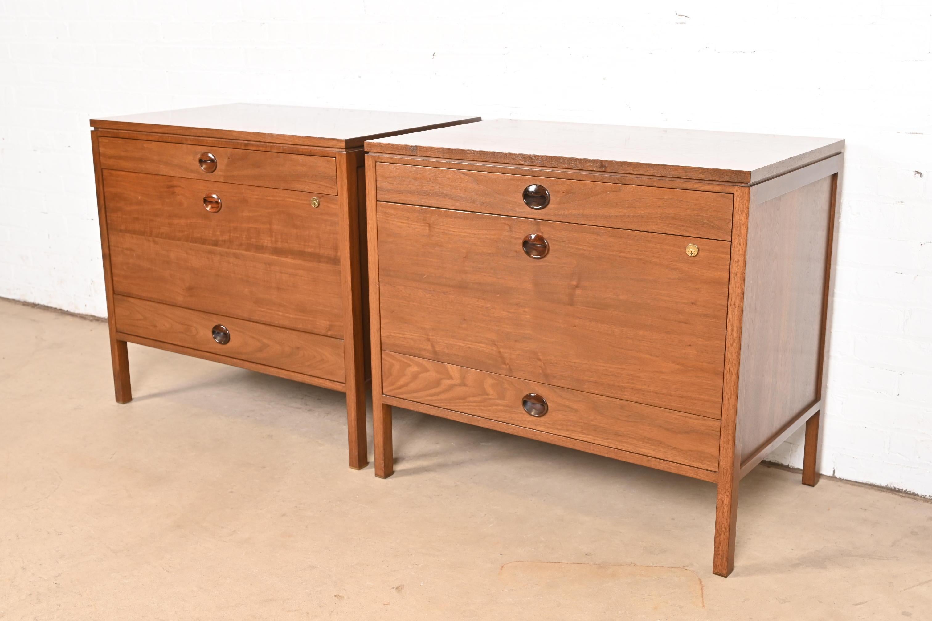 Un par excepcional de archivadores o cajoneras de tres cajones de la Modernidad de Mediados de Siglo

Por Edward Wormley para Dunbar Furniture

EE.UU., alrededor de 1960

Precioso nogal, con tiradores de cajón empotrados de palisandro tallado.

Cada