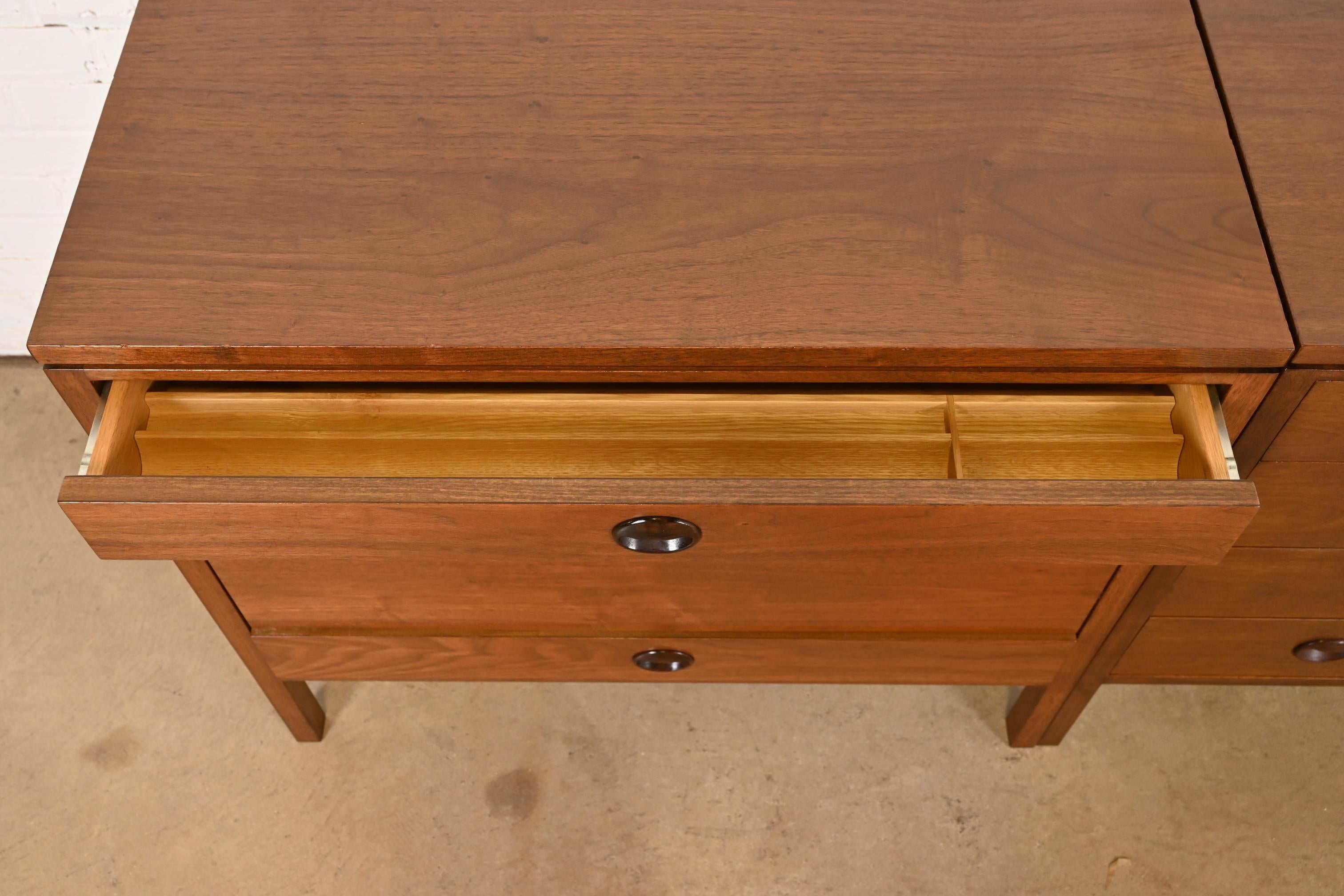 Edward Wormley per Dunbar Credenza moderna di metà secolo in noce e palissandro in vendita 3