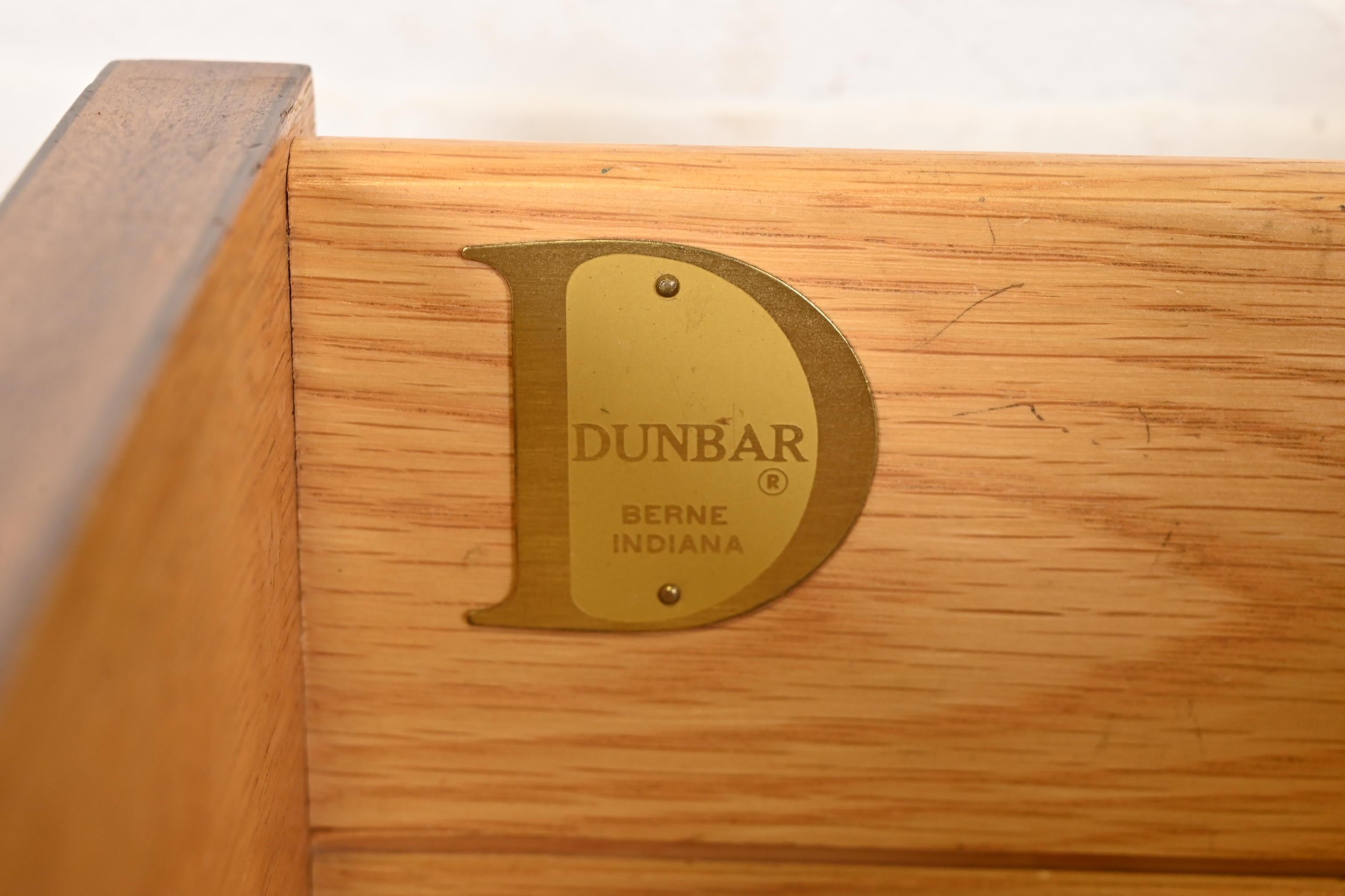 Edward Wormley per Dunbar Credenza moderna di metà secolo in noce e palissandro in vendita 4